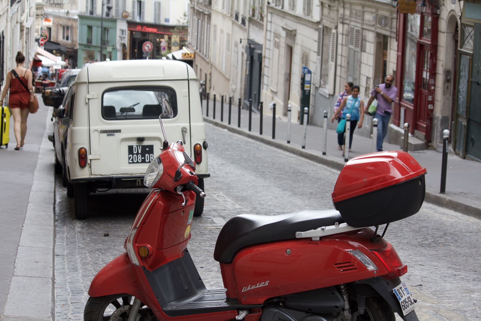 Canon EOS 550D (EOS Rebel T2i / EOS Kiss X4) sample photo. Vespa, paris, lane photography