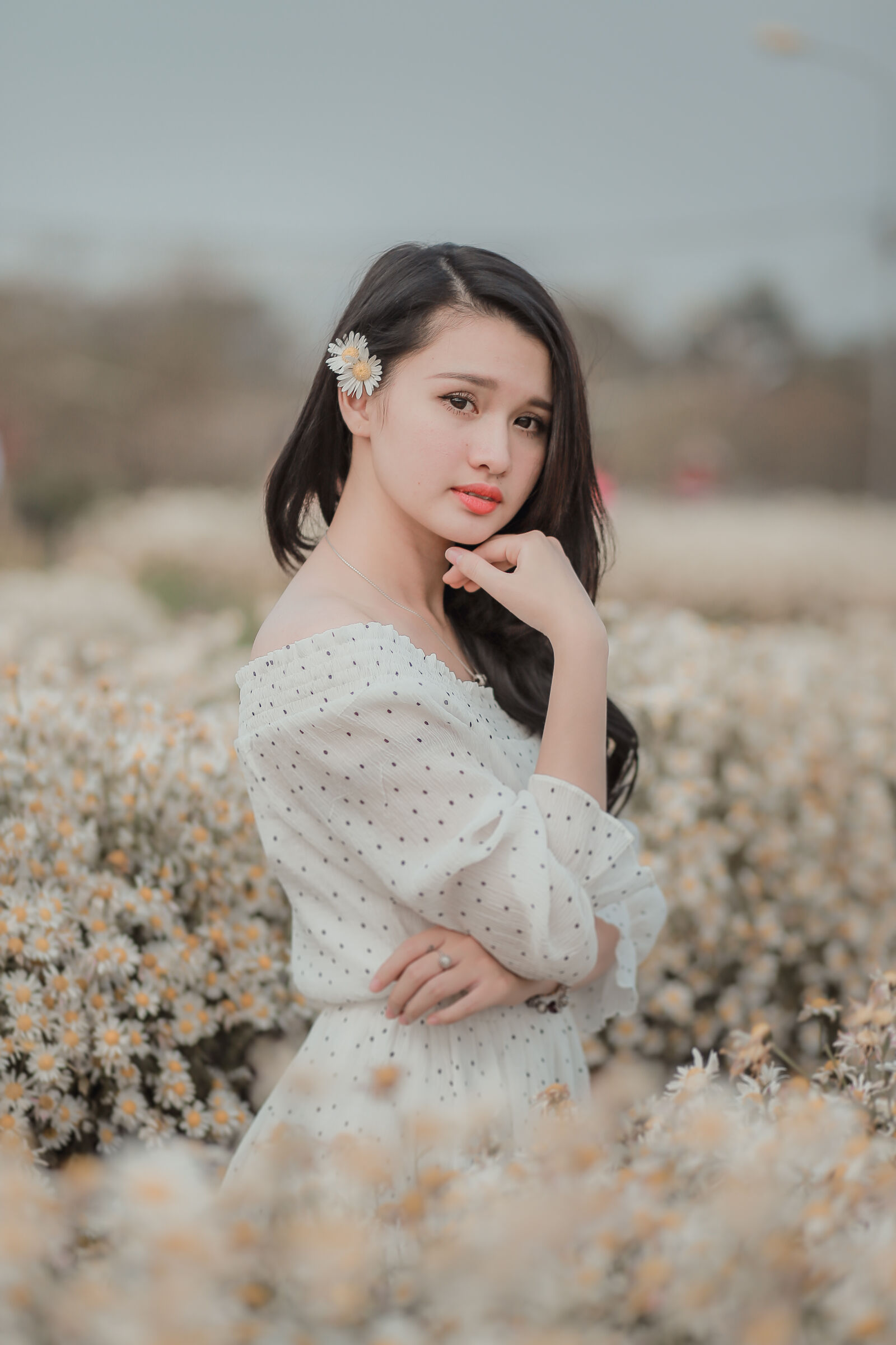 Canon EF 85mm F1.8 USM sample photo. Girl, smiling, vietnamese, white photography