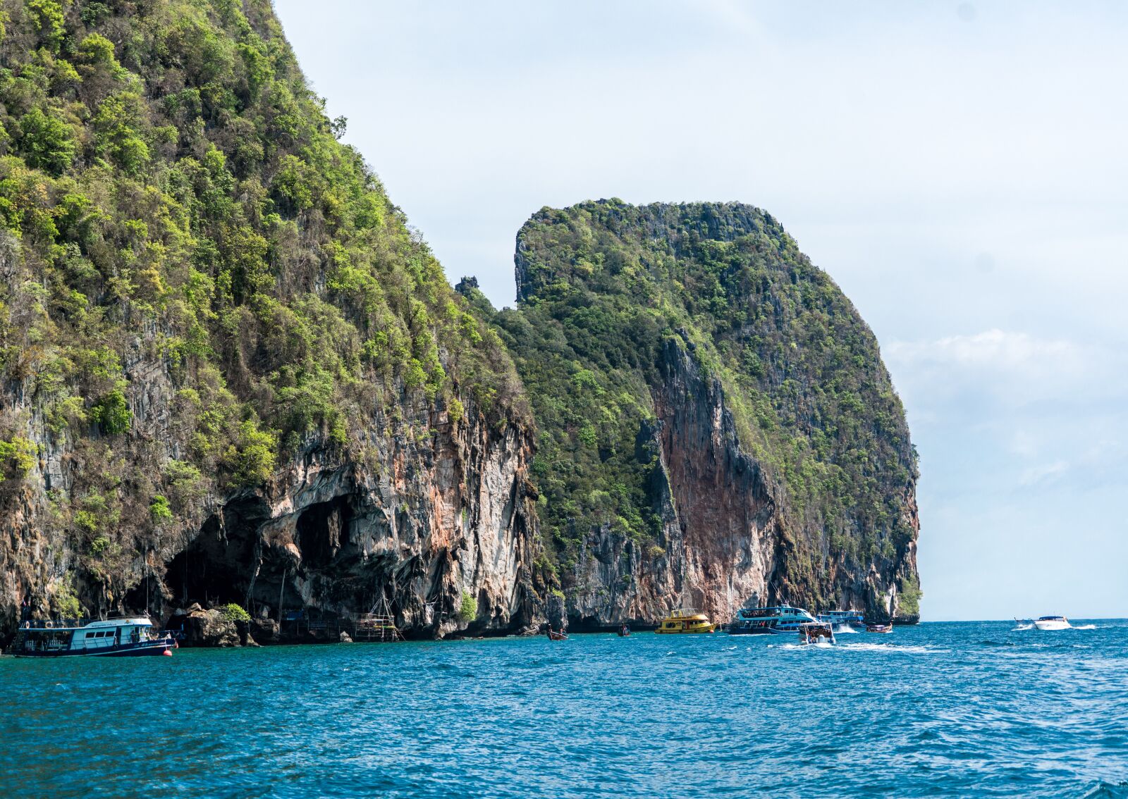 Sony a7R II + Sony FE 24-240mm F3.5-6.3 OSS sample photo. Phi phi island tour photography