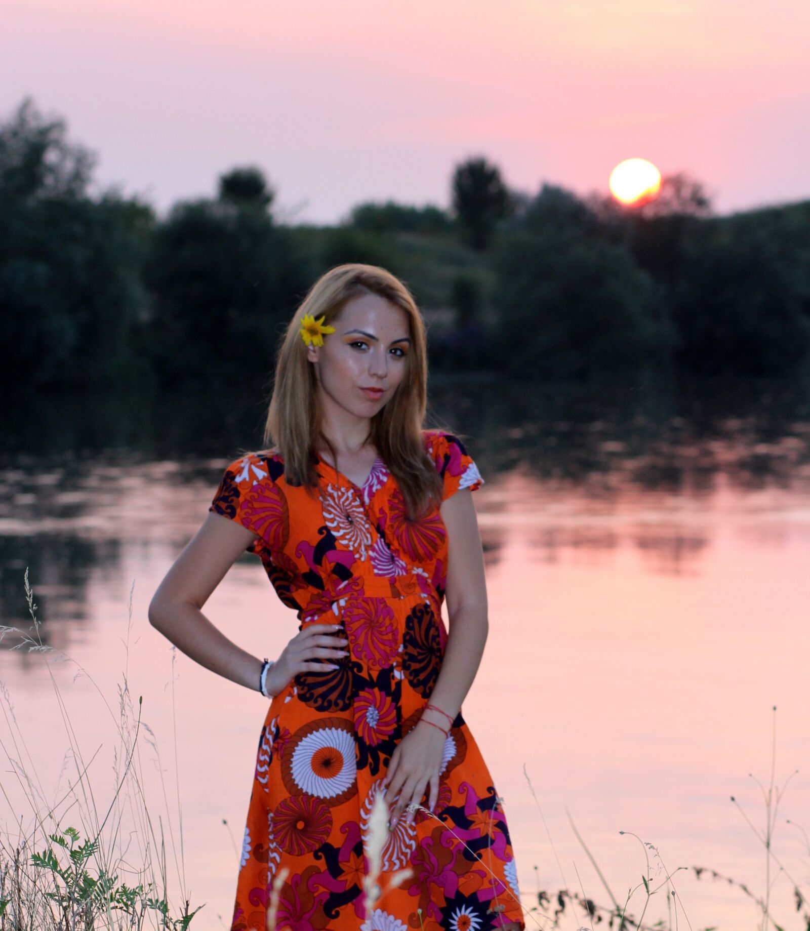 Canon EOS 700D (EOS Rebel T5i / EOS Kiss X7i) + Canon EF 85mm F1.8 USM sample photo. Girl, sunset, lake photography