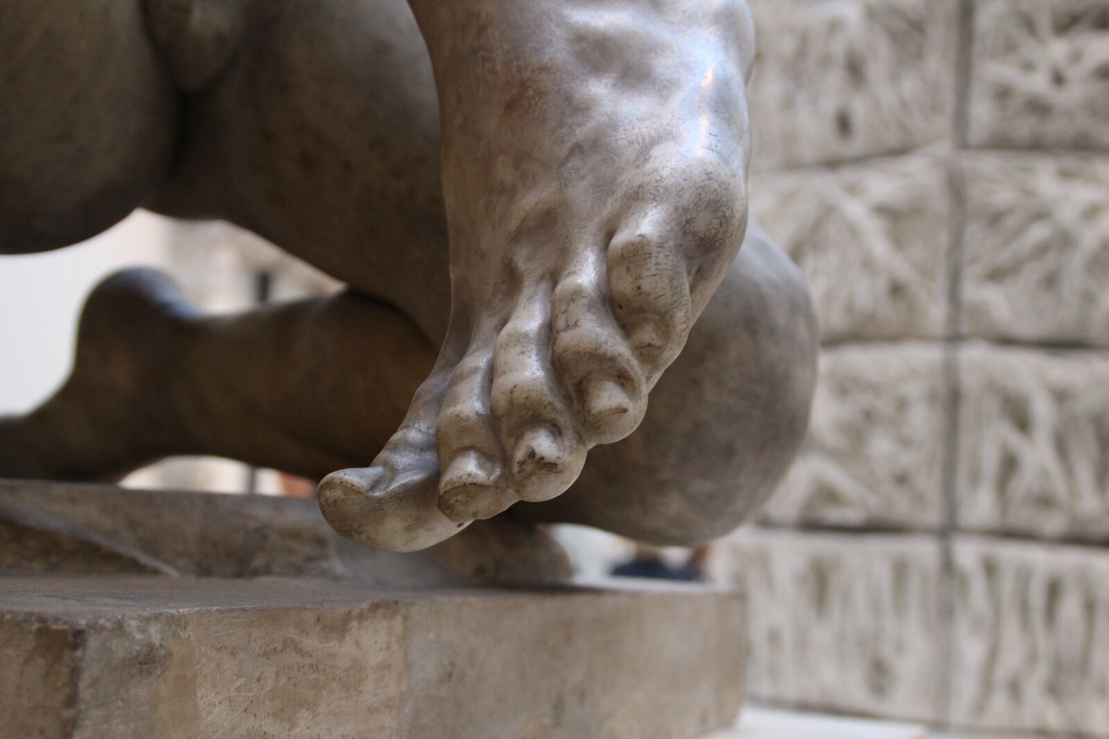 Canon EOS 100D (EOS Rebel SL1 / EOS Kiss X7) sample photo. Foot, feet, statue photography