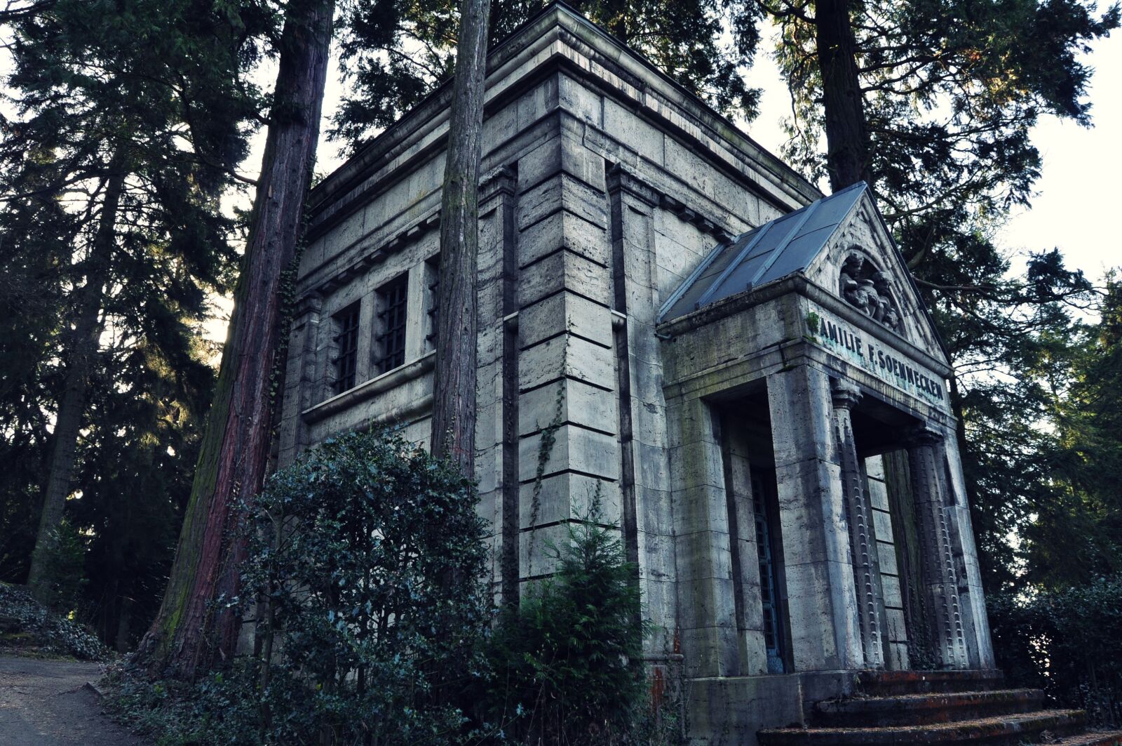 Nikon D5000 sample photo. Crypt, cemetery, death photography