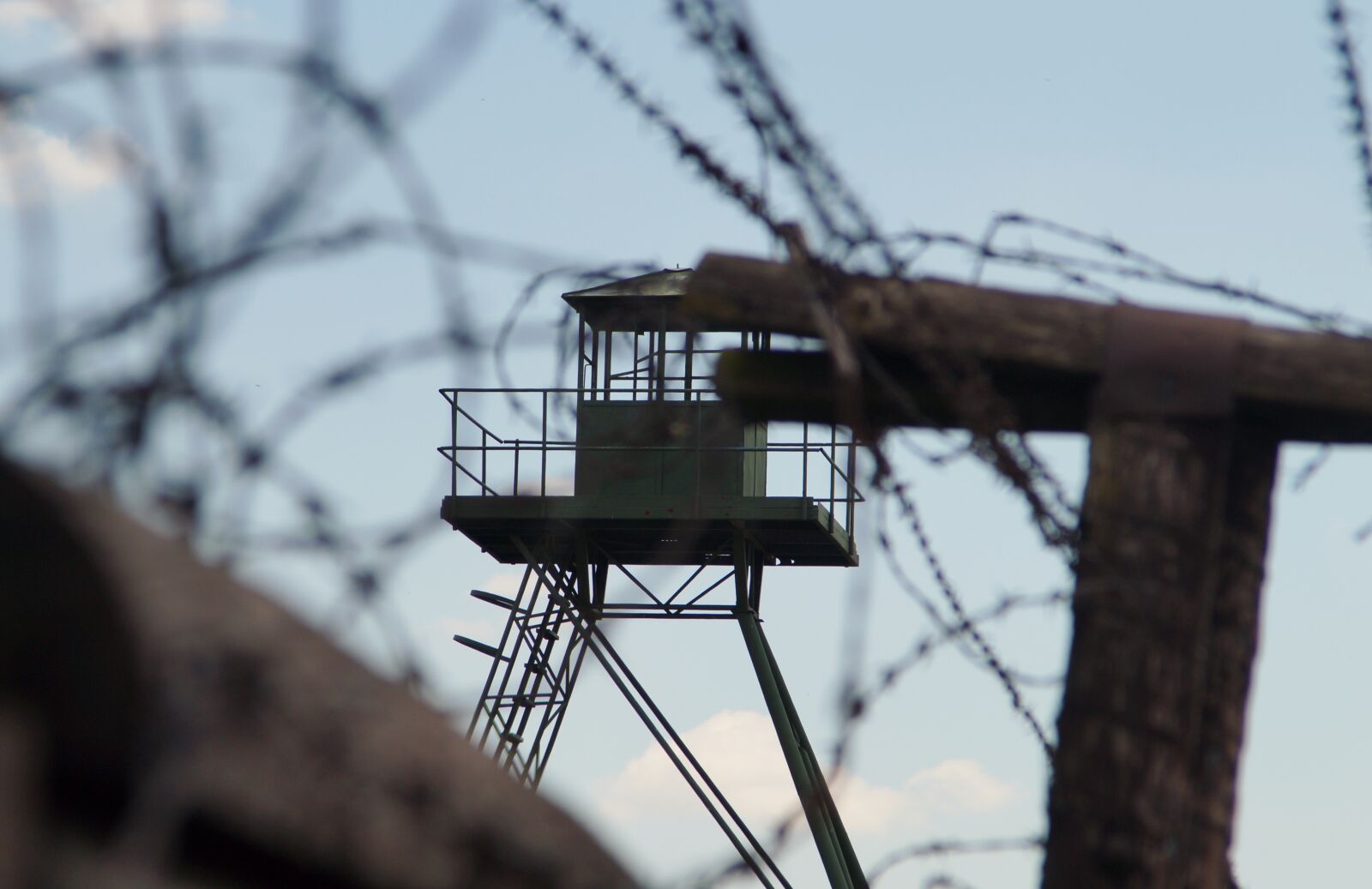 Sony SLT-A37 sample photo. Wire, sky, iron curtain photography