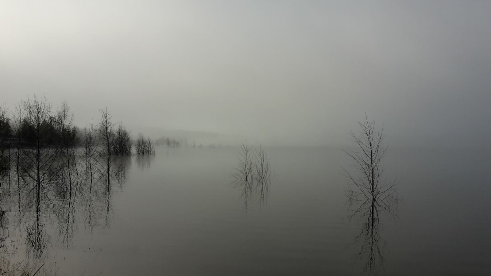 Samsung Galaxy S5 Mini sample photo. Fog, water, lake photography