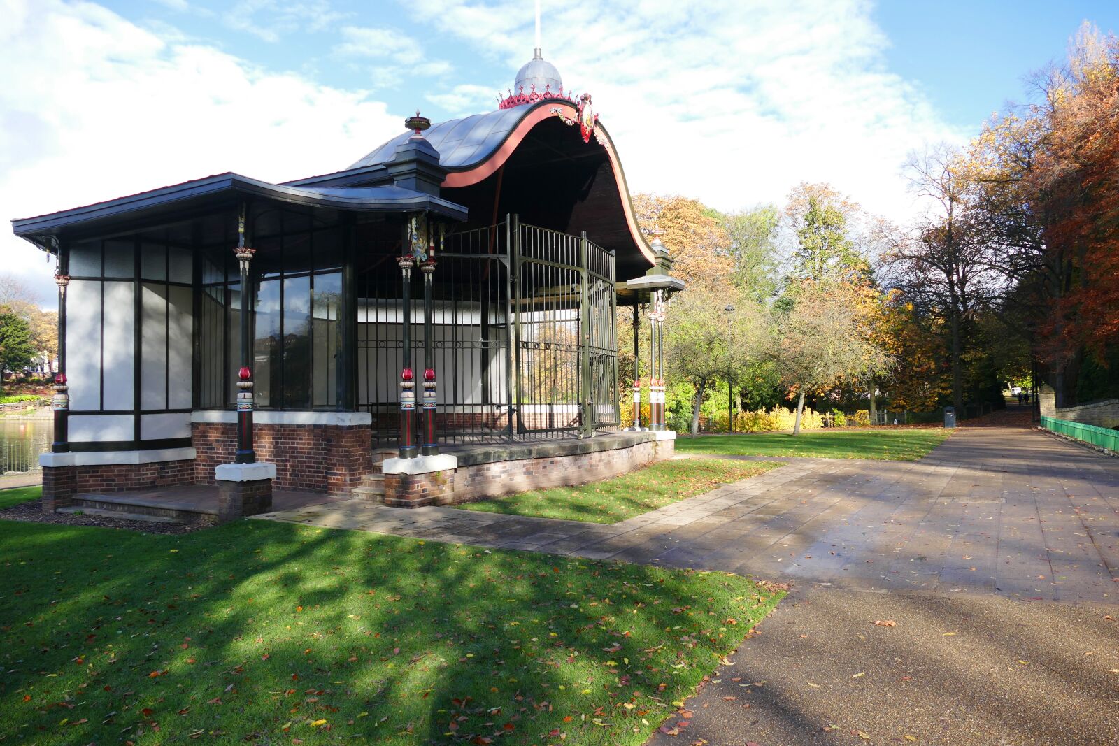 Panasonic Lumix DMC-FZ1000 sample photo. Walsall arboretum, attraction, autumn photography