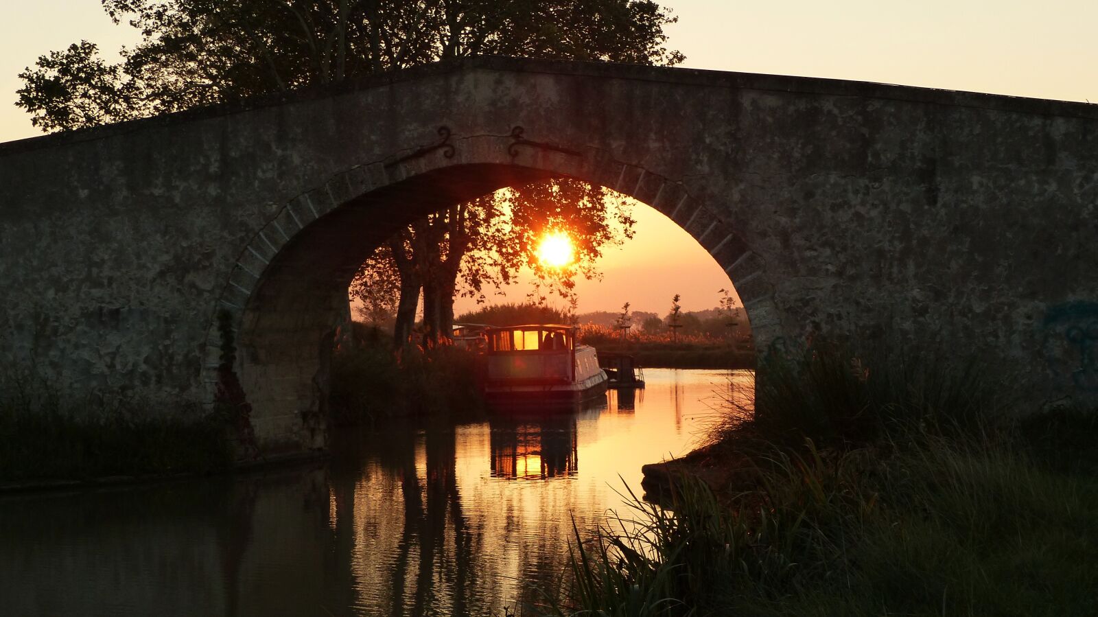 Panasonic Lumix DMC-FZ200 sample photo. Sunrise, bridge, canal du photography