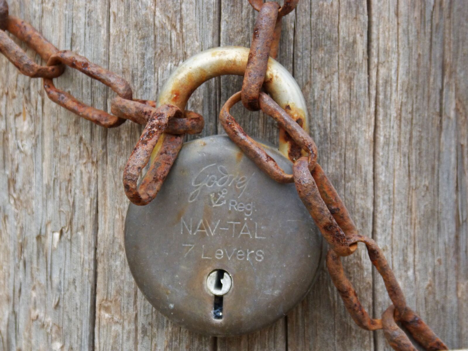 Panasonic DMC-FZ62 sample photo. Padlock, string, old photography