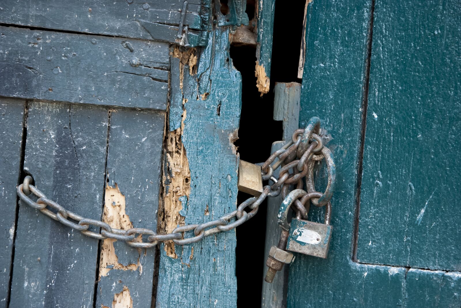 Nikon D80 sample photo. Old, weather-beaten, expiration photography