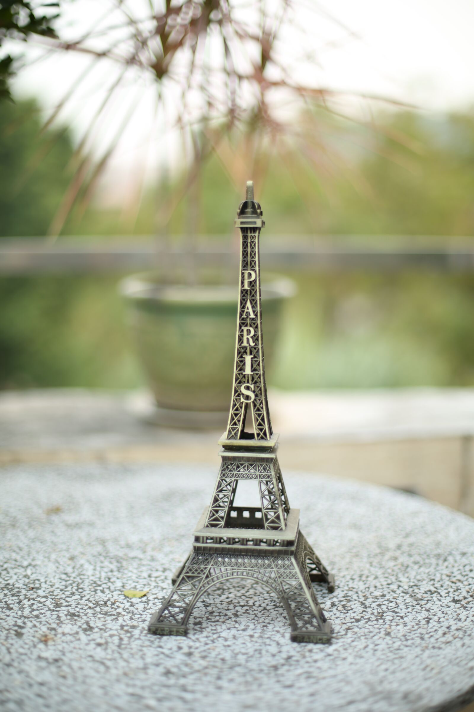 Canon EF 50mm F1.4 USM sample photo. Eiffel tower, mold, pose photography