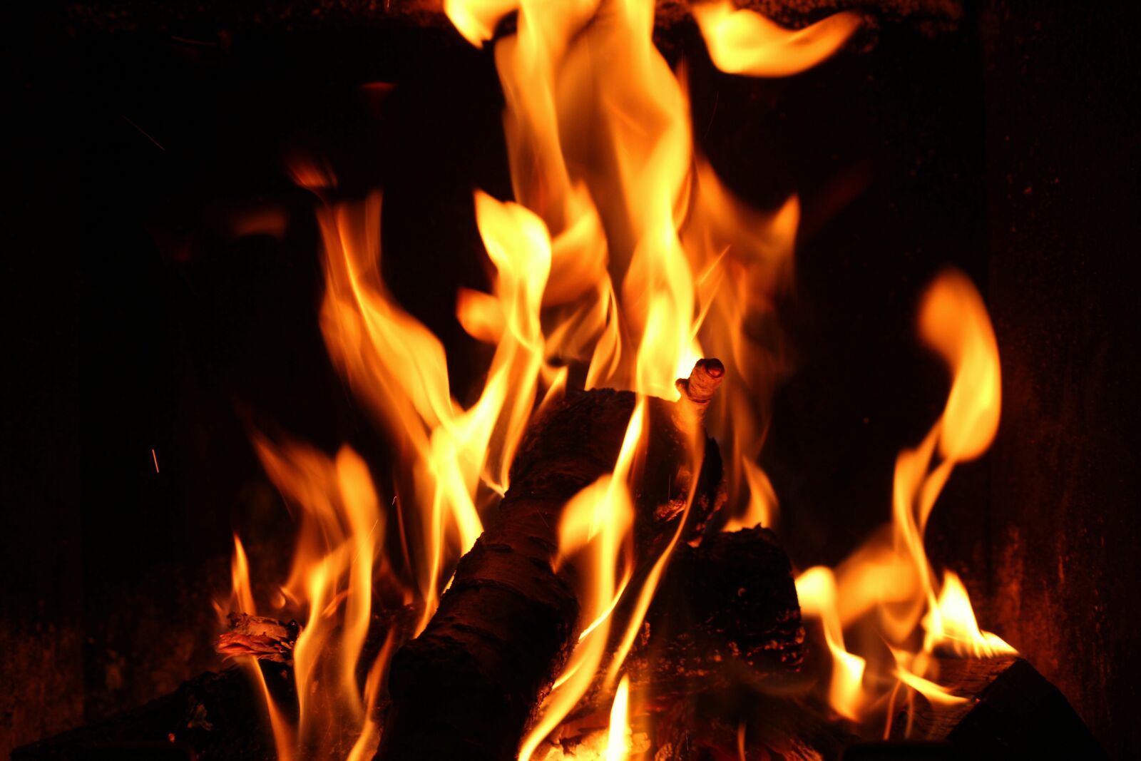 Canon EOS 1200D (EOS Rebel T5 / EOS Kiss X70 / EOS Hi) sample photo. Fireplace, fire, flames photography
