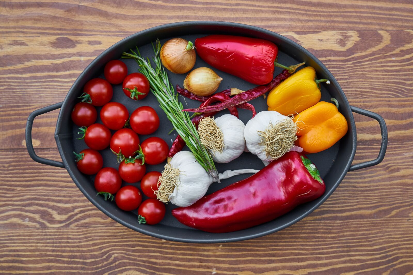 Sony a7R II sample photo. Tomato, garlic, pepper photography