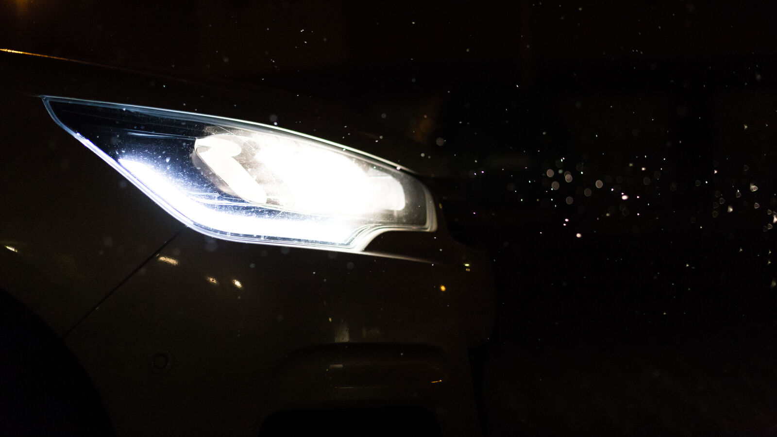 Canon EOS 6D + Canon EF 50mm F1.4 USM sample photo. Car, flakes, lamp, light photography