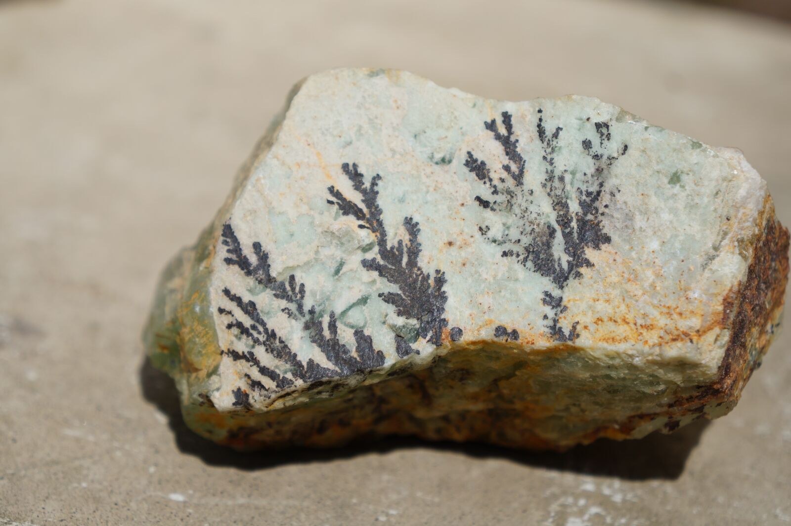 Sony Alpha a3000 + Sony E 18-55mm F3.5-5.6 OSS sample photo. Rock, geology, desktop photography