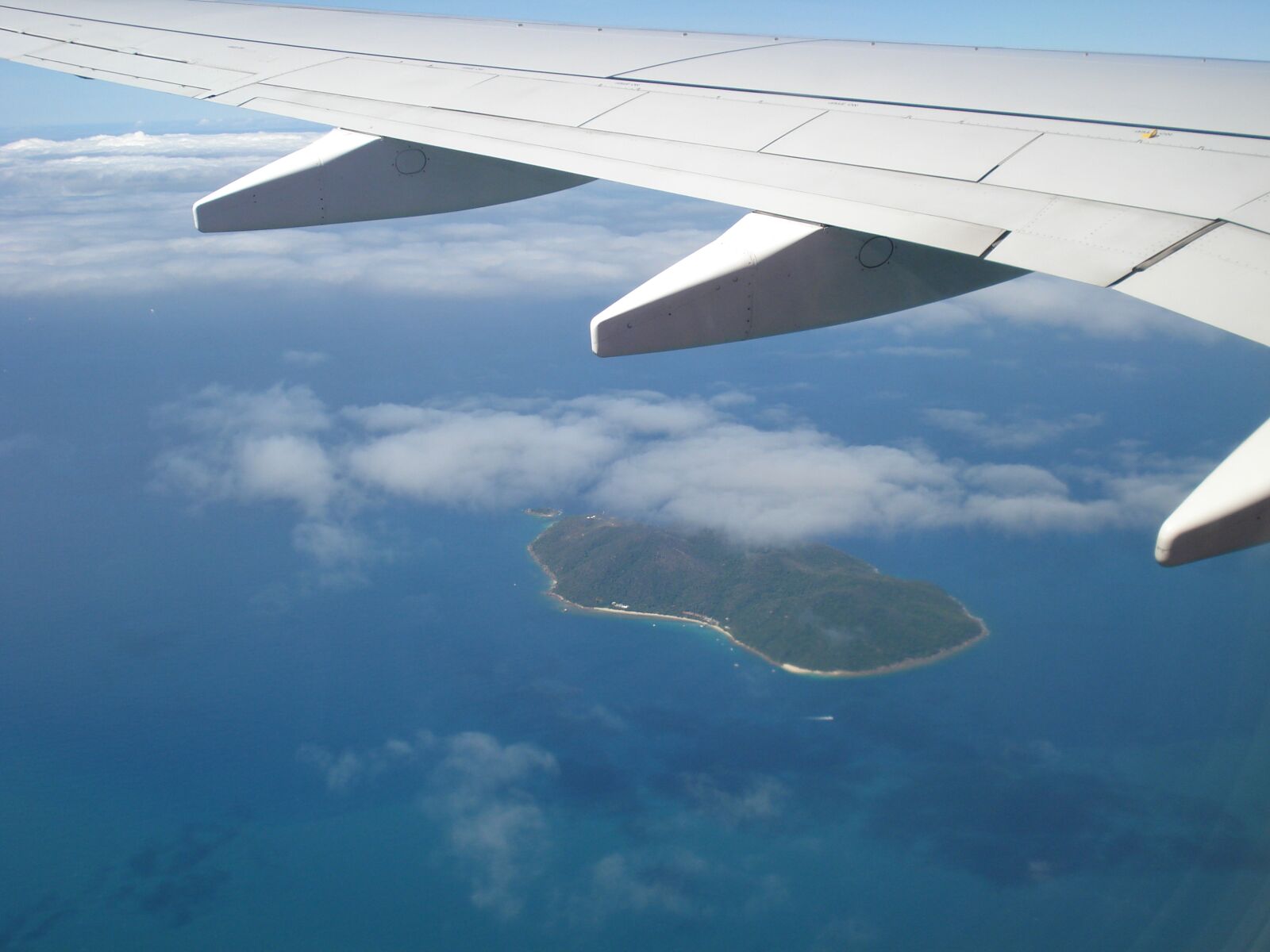 Sony DSC-W35 sample photo. Airplane wing, island, australia photography