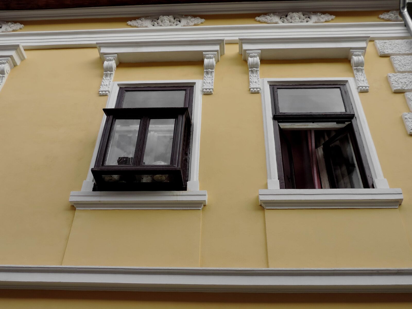 Nikon Coolpix P520 sample photo. Baroque, facade, window, house photography