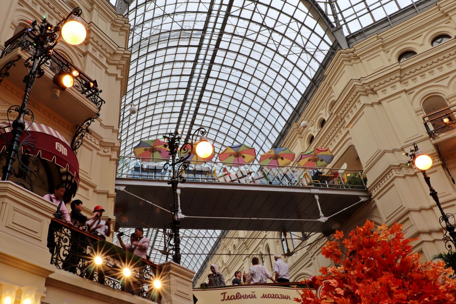 Canon EOS 200D (EOS Rebel SL2 / EOS Kiss X9) sample photo. Moscow, gum, russia photography