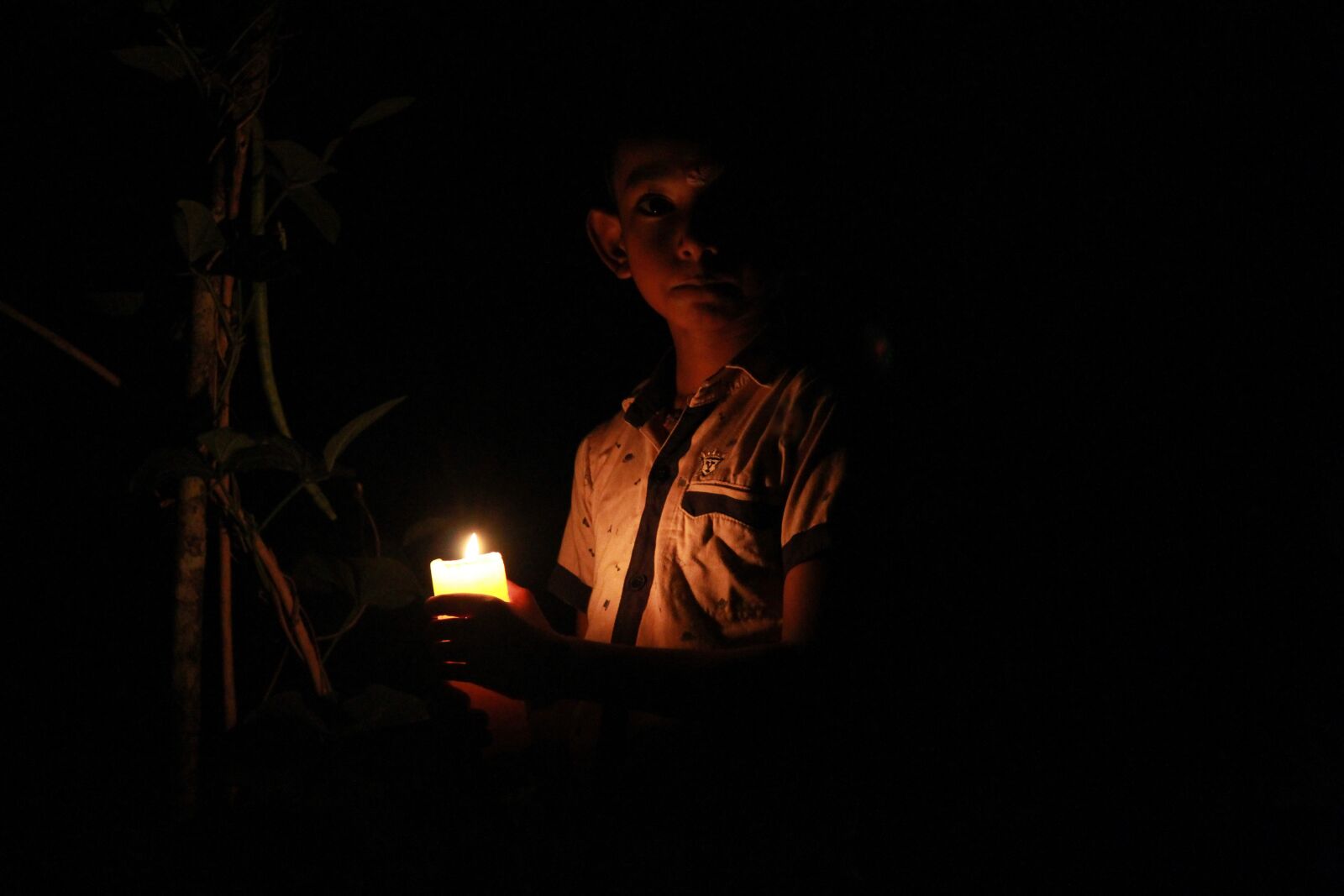 Canon EOS 1300D (EOS Rebel T6 / EOS Kiss X80) sample photo. Dark, light, kid photography