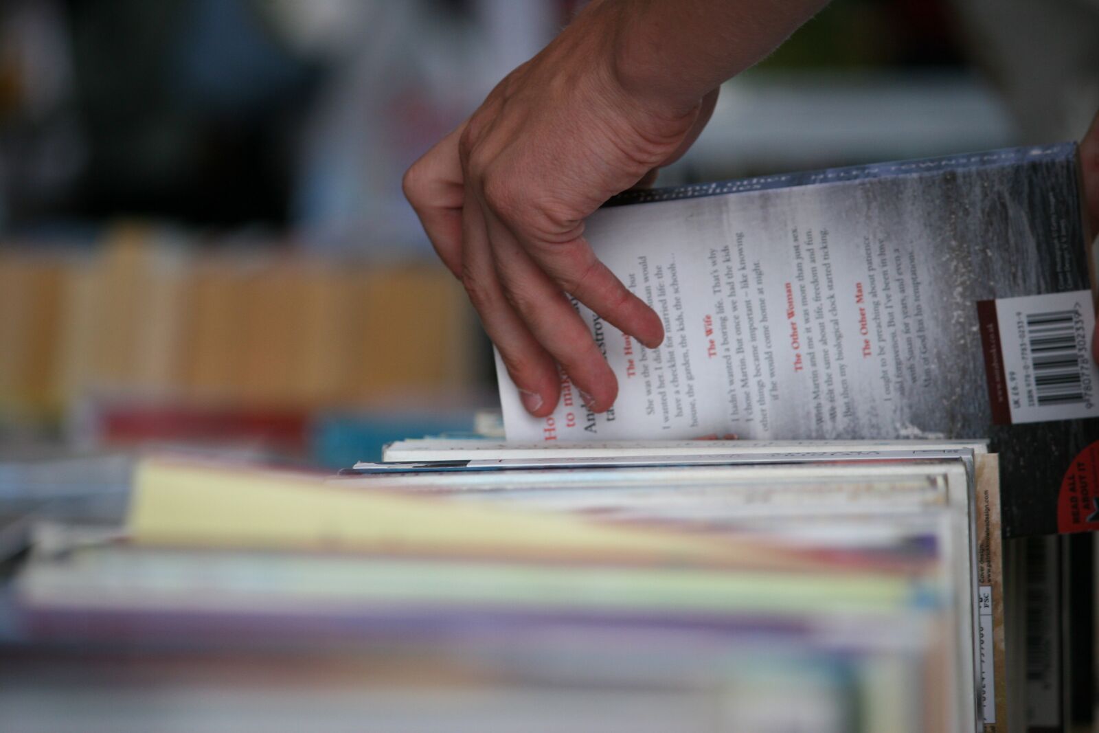 Canon EOS 20D sample photo. Books, choosing, hand photography