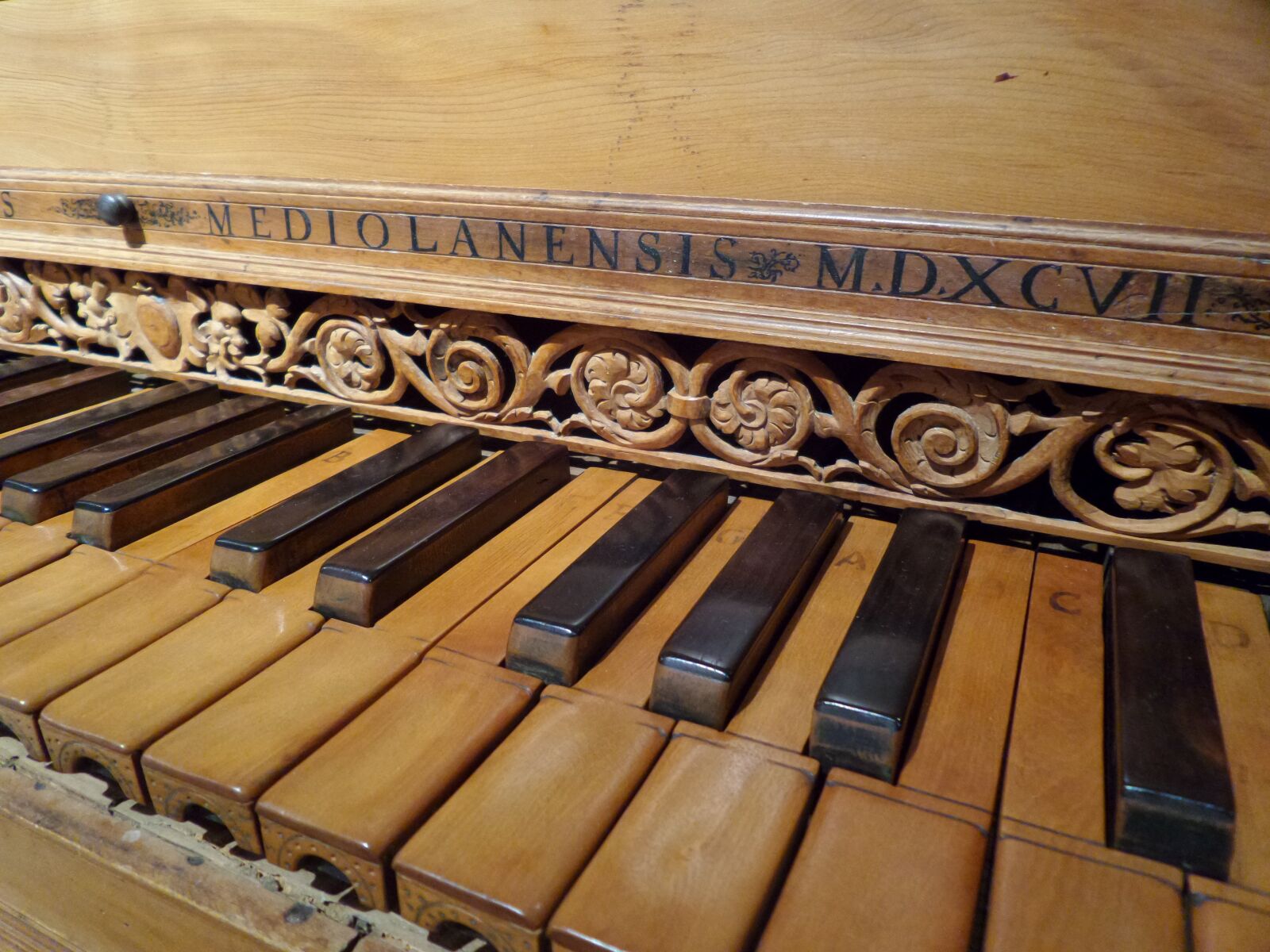 Samsung Galaxy K Zoom sample photo. Piano, keyboard, old photography
