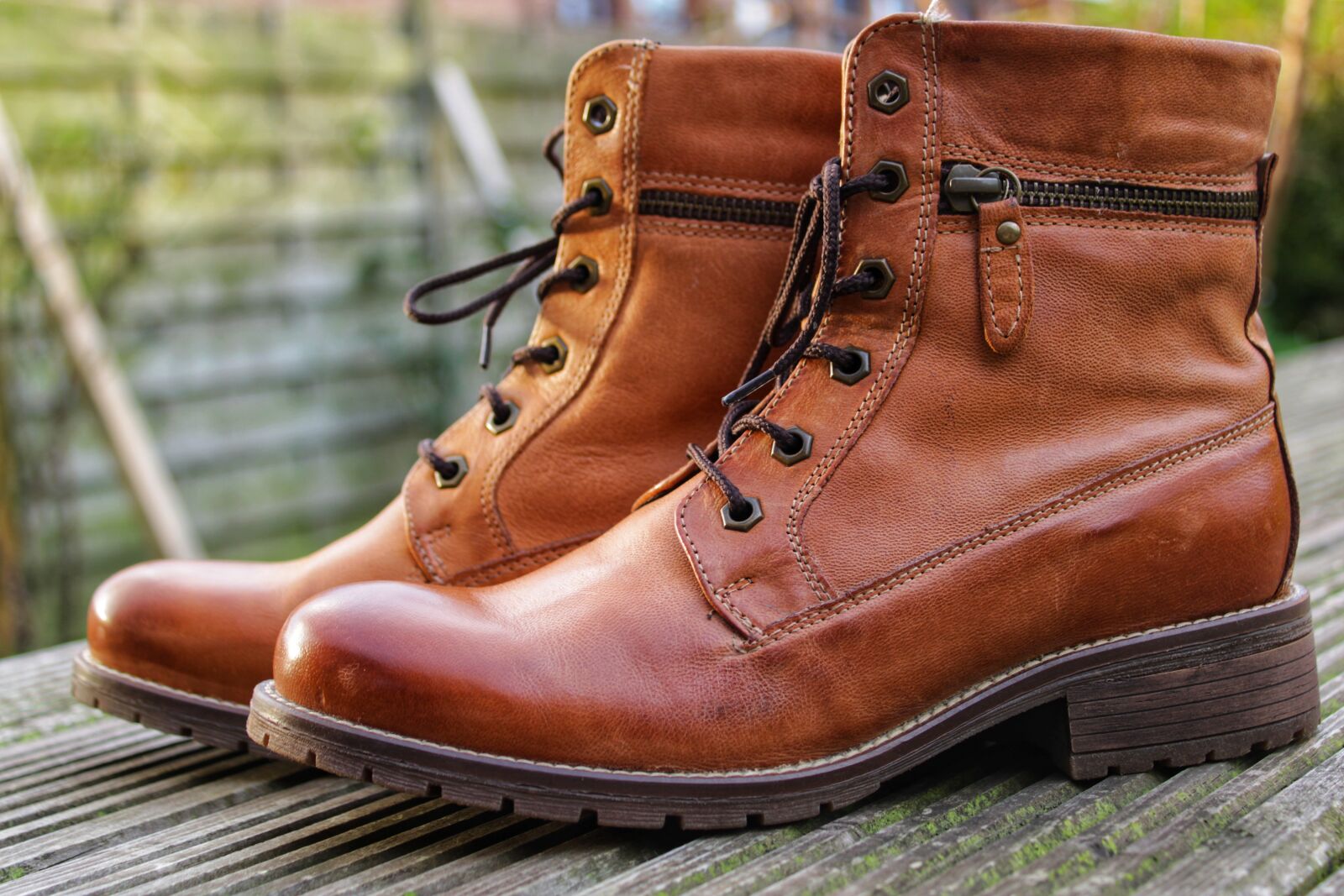 Canon EOS 2000D (EOS Rebel T7 / EOS Kiss X90 / EOS 1500D) sample photo. Winter boots, shoes, leather photography