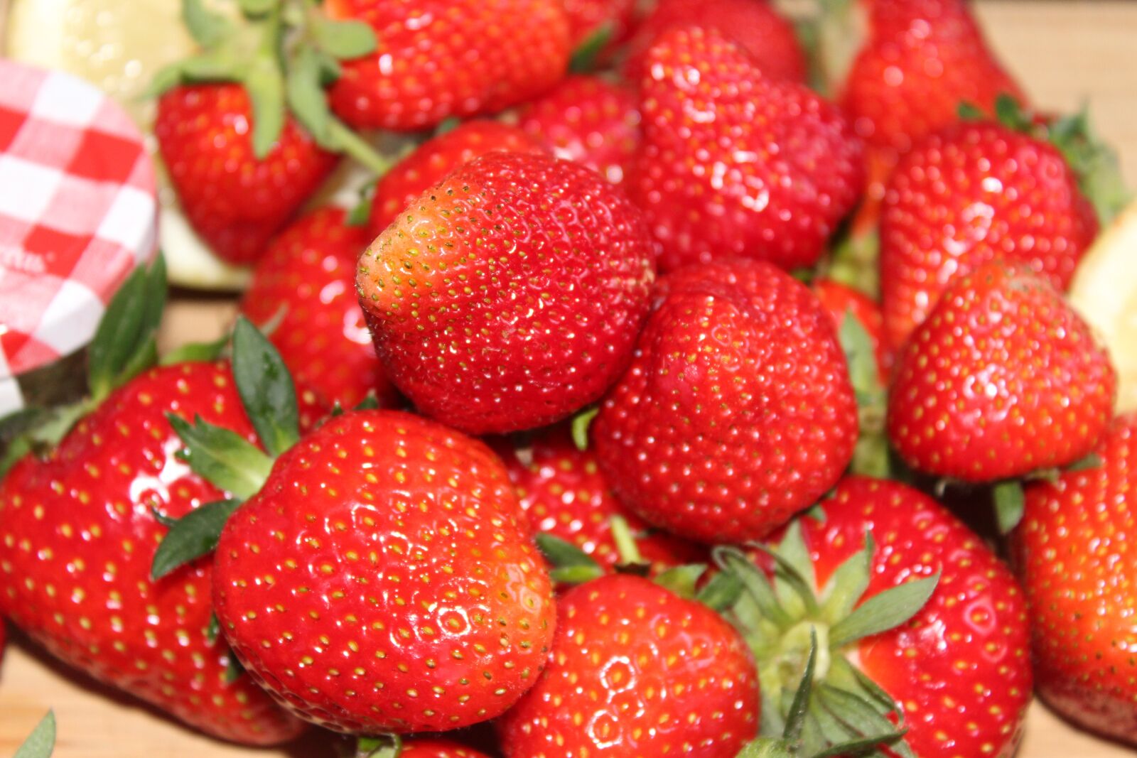 Canon EOS 1300D (EOS Rebel T6 / EOS Kiss X80) sample photo. Strawberries, jam, spread photography