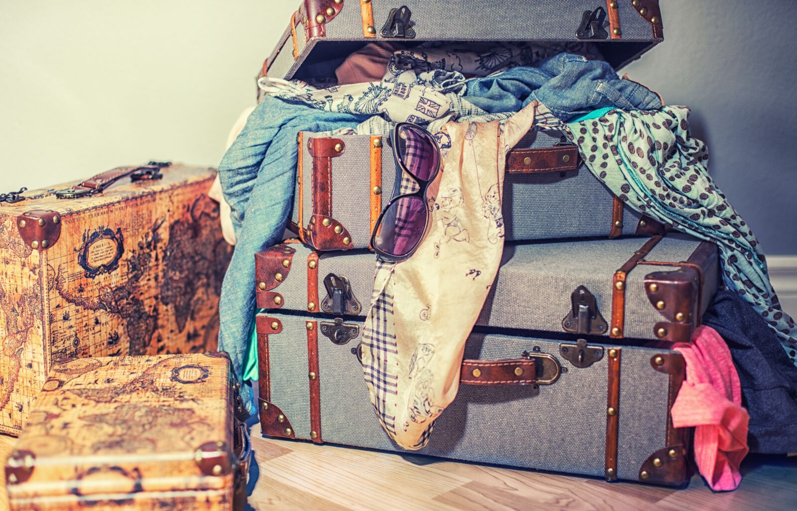 Canon EF 50mm F1.4 USM sample photo. Suitcase, vacation, travel photography