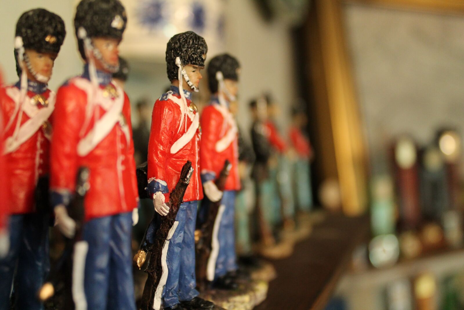 Canon EOS 1100D (EOS Rebel T3 / EOS Kiss X50) sample photo. Tin soldier, red, close photography