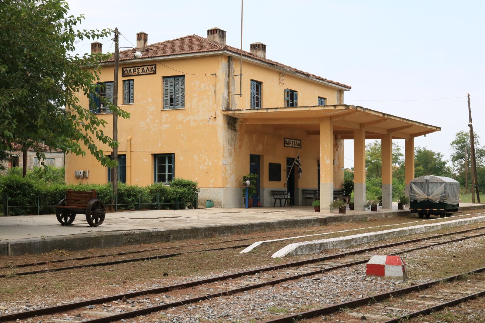 Canon EOS 750D (EOS Rebel T6i / EOS Kiss X8i) sample photo. Farsala railway station, train photography