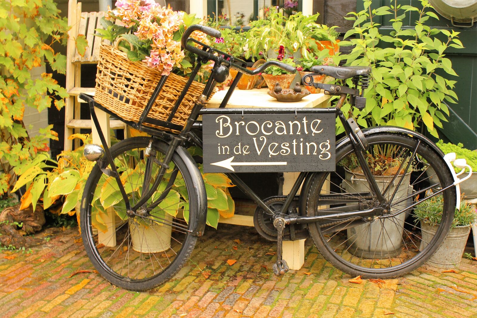 Canon EOS 550D (EOS Rebel T2i / EOS Kiss X4) sample photo. Bike, decoration, sign photography
