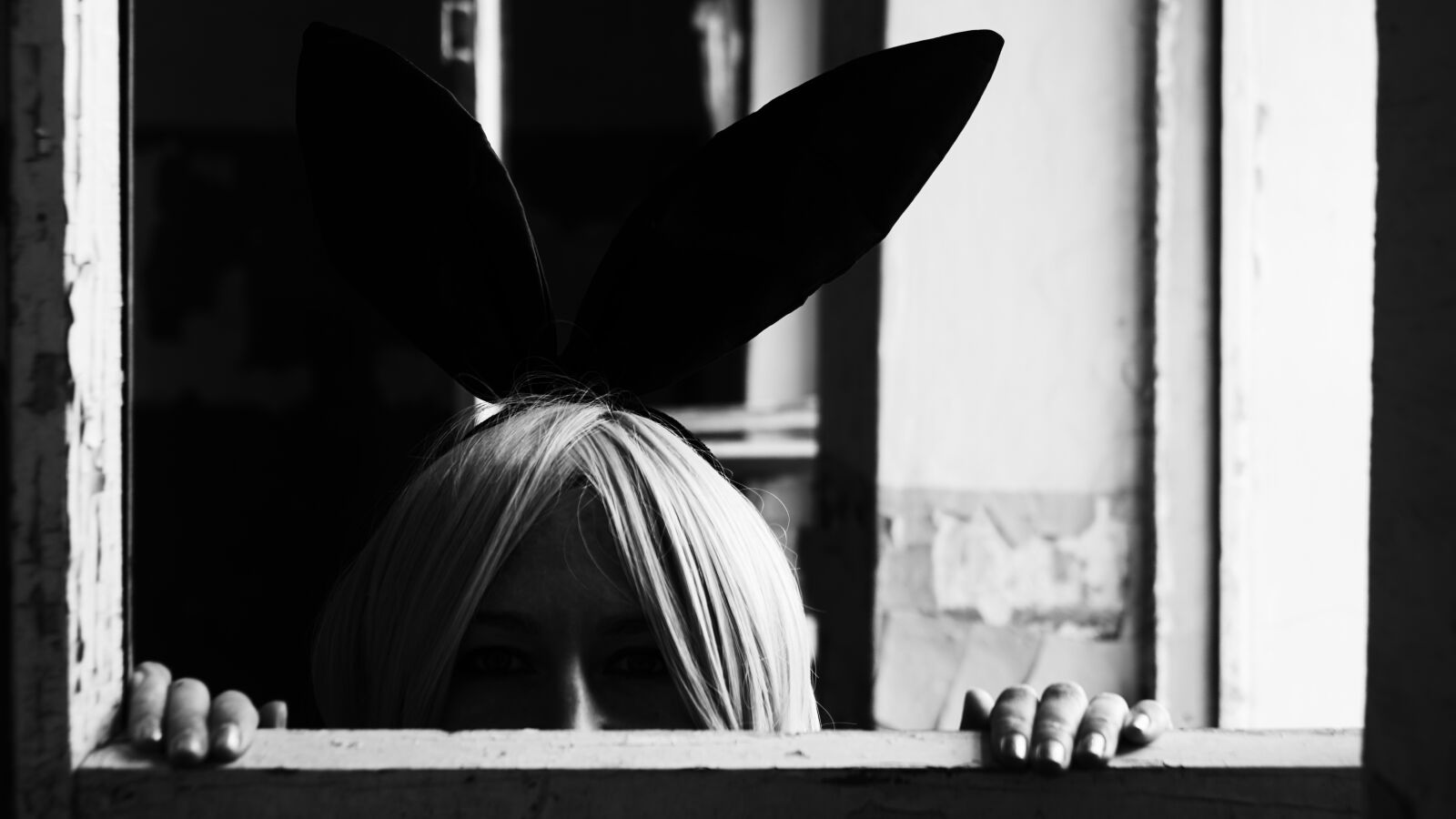 Sony a6000 + Sony Vario-Tessar T* E 16-70mm F4 ZA OSS sample photo. Girl, ears, close photography