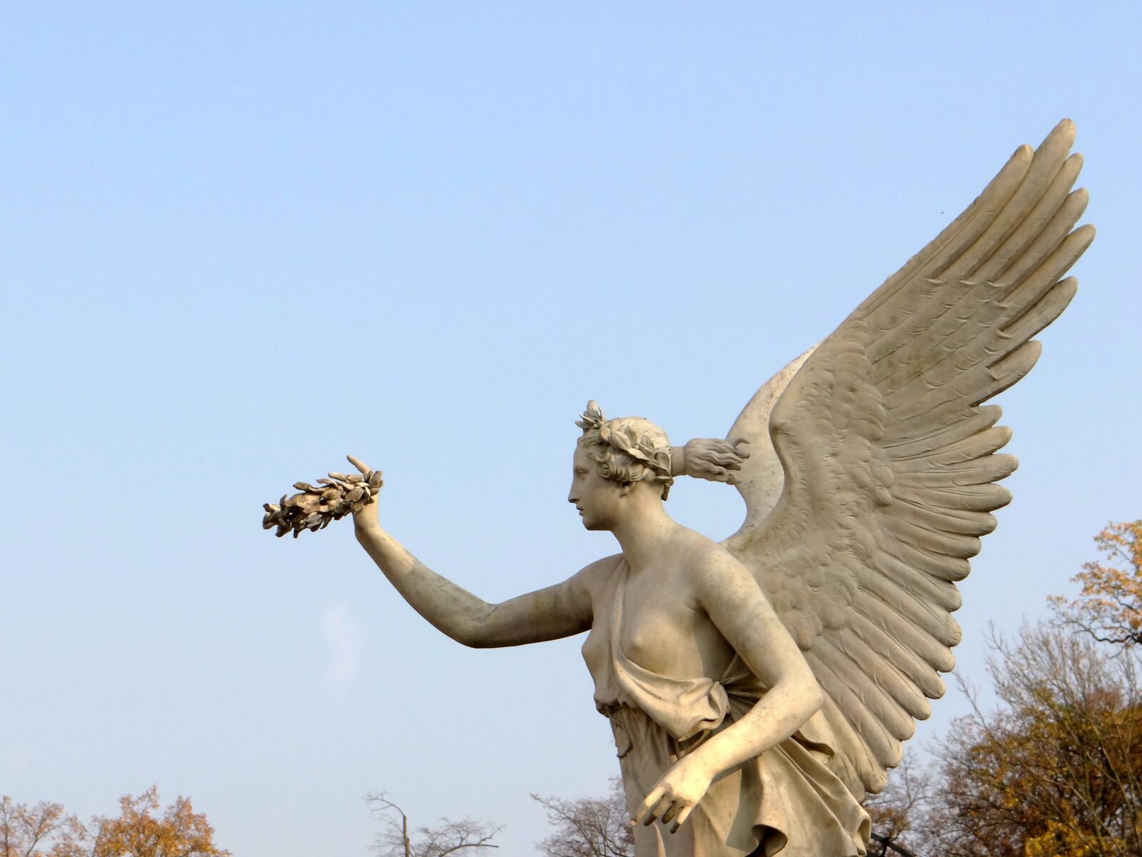 Sony DSC-HX200V sample photo. Angel, laurel, the statue photography