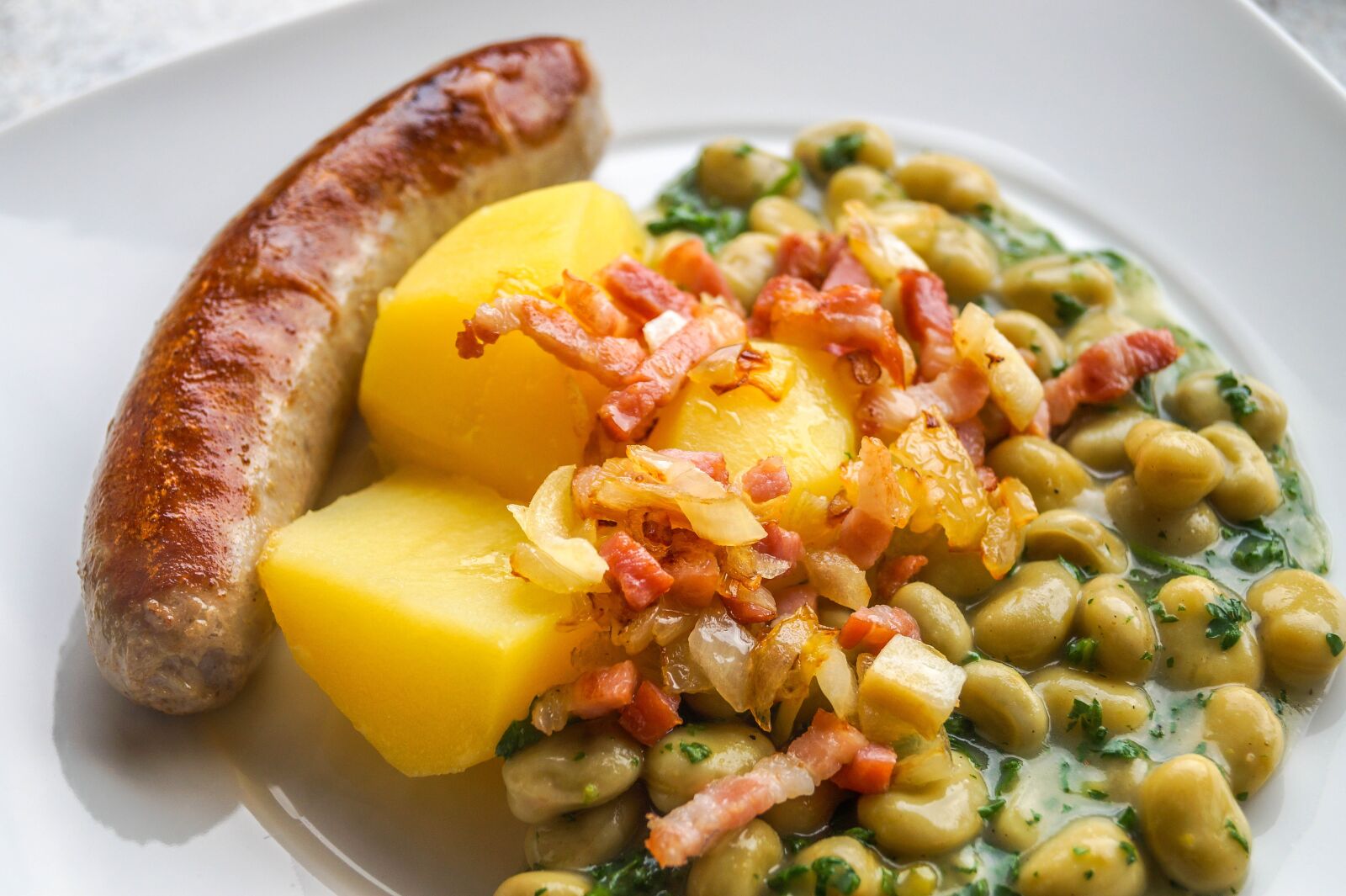 Sony DT 18-55mm F3.5-5.6 SAM II sample photo. Beans, bratwurst, potatoes photography