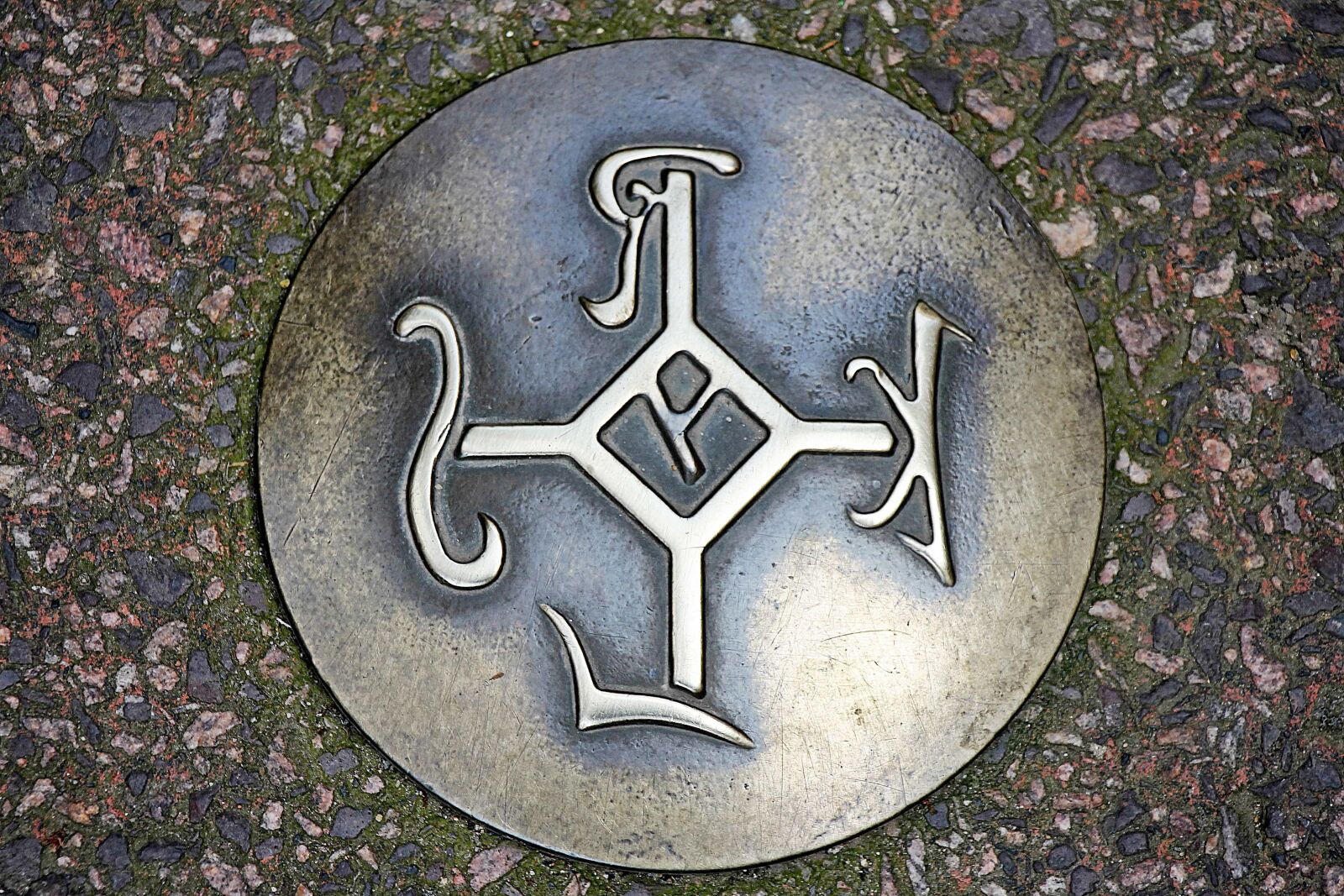 Canon EOS 550D (EOS Rebel T2i / EOS Kiss X4) sample photo. Bronze, metal, sign, shield photography