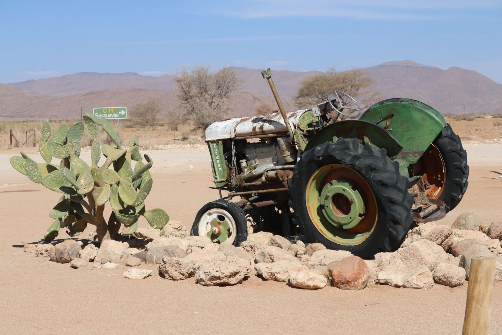 Canon EOS 750D (EOS Rebel T6i / EOS Kiss X8i) sample photo. Tractor, tractors, oldie photography