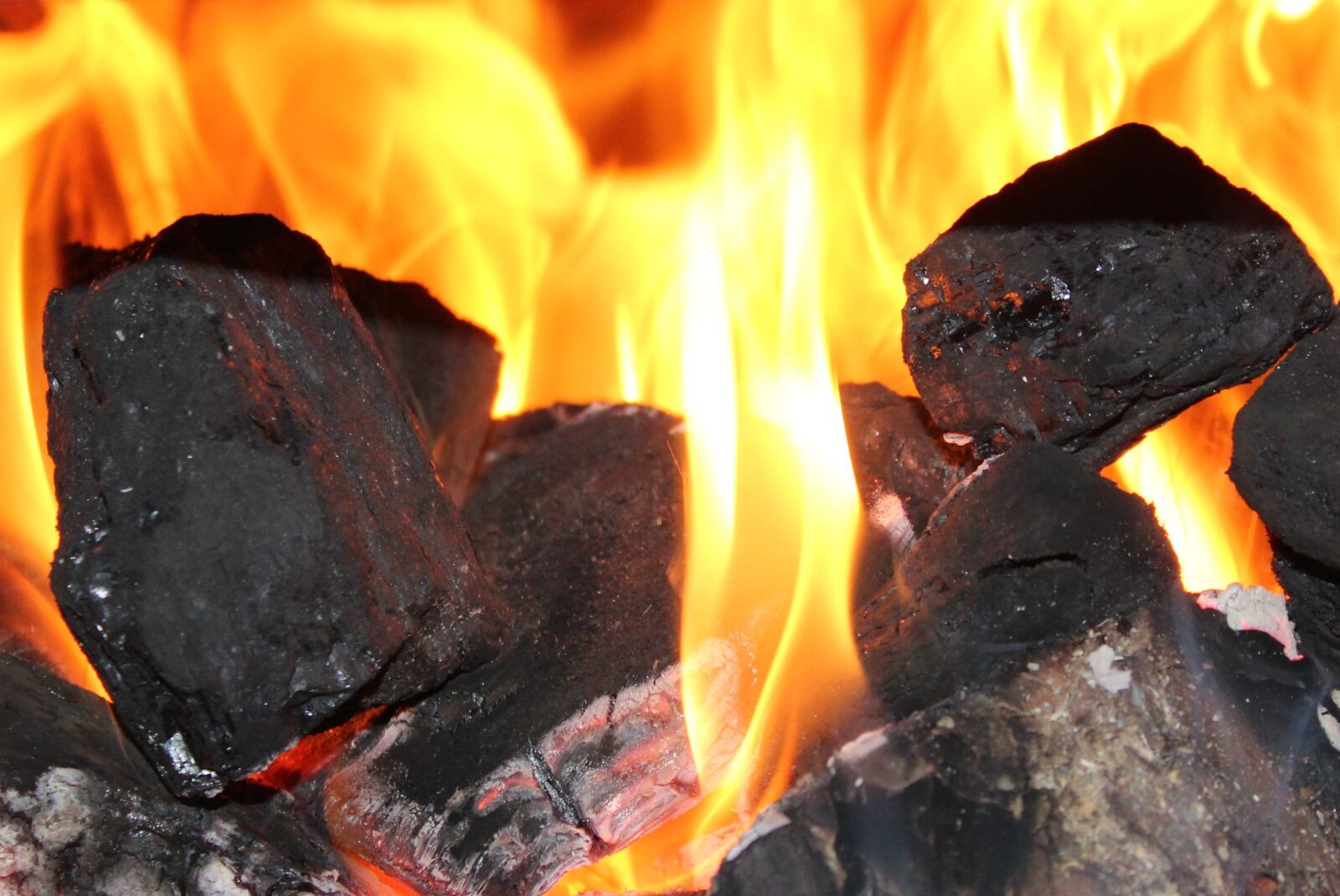 Canon EOS 1200D (EOS Rebel T5 / EOS Kiss X70 / EOS Hi) sample photo. Hearth, fire, coal photography