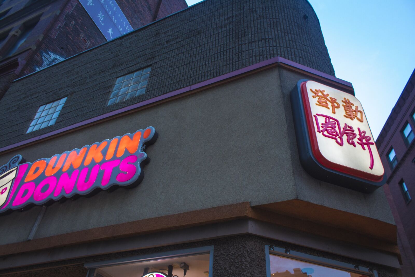 Canon EOS 1300D (EOS Rebel T6 / EOS Kiss X80) sample photo. Dunkin, donuts, dunking photography