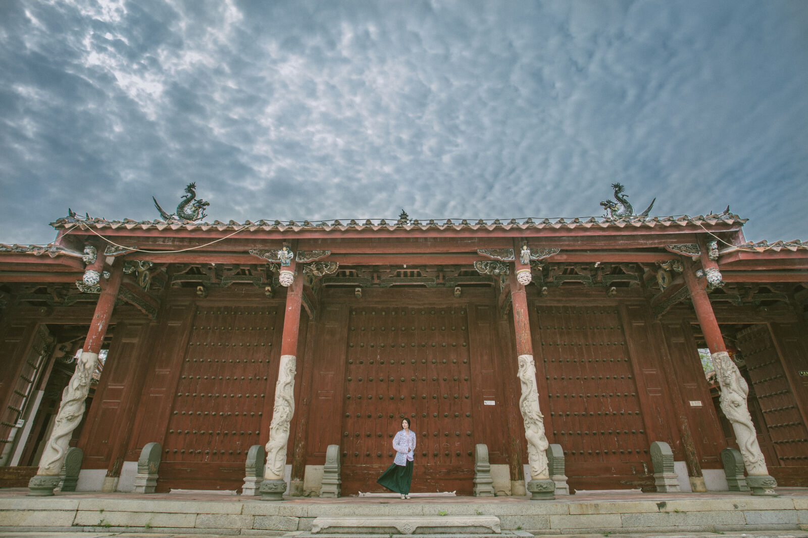 Canon EF 17-40mm F4L USM sample photo. Person, standing, near, red photography