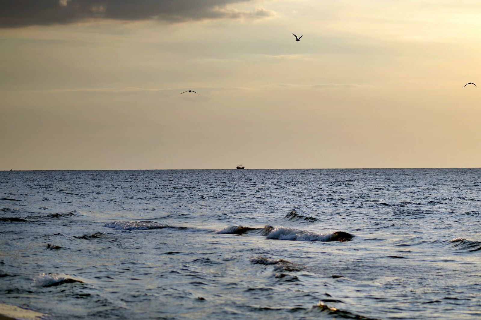 Pentax K-S2 sample photo. Sea, ships, the horizon photography