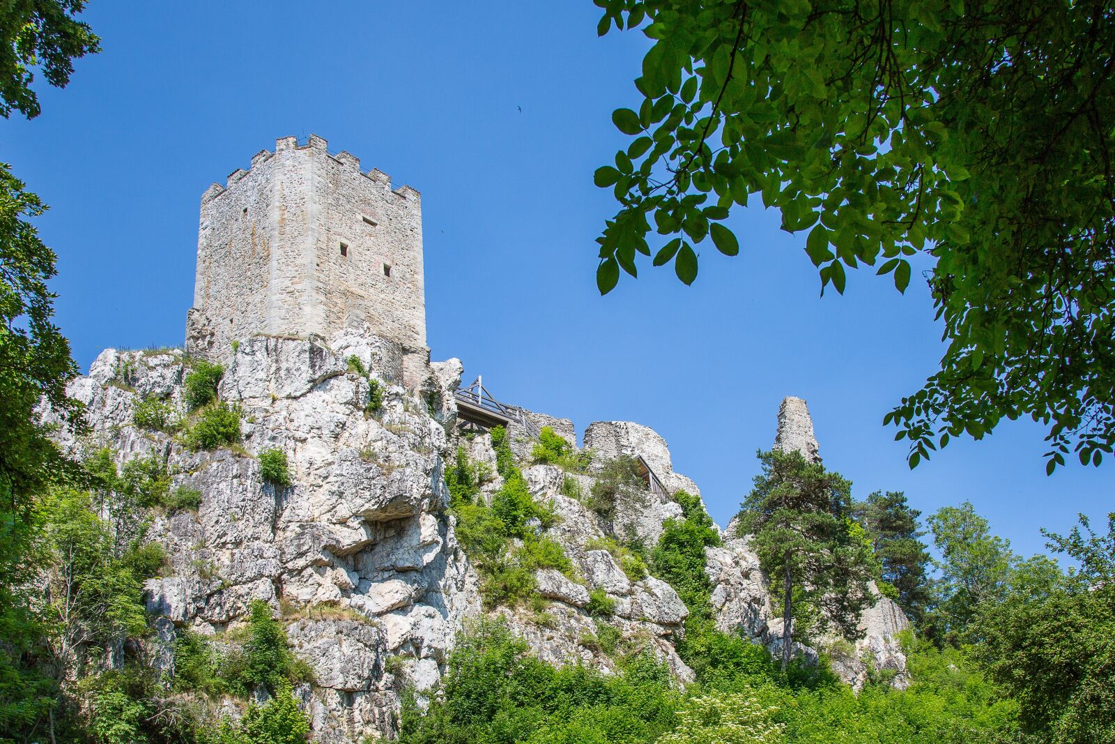 Canon EF 24-105mm F4L IS USM sample photo. White stone, castle, ruin photography