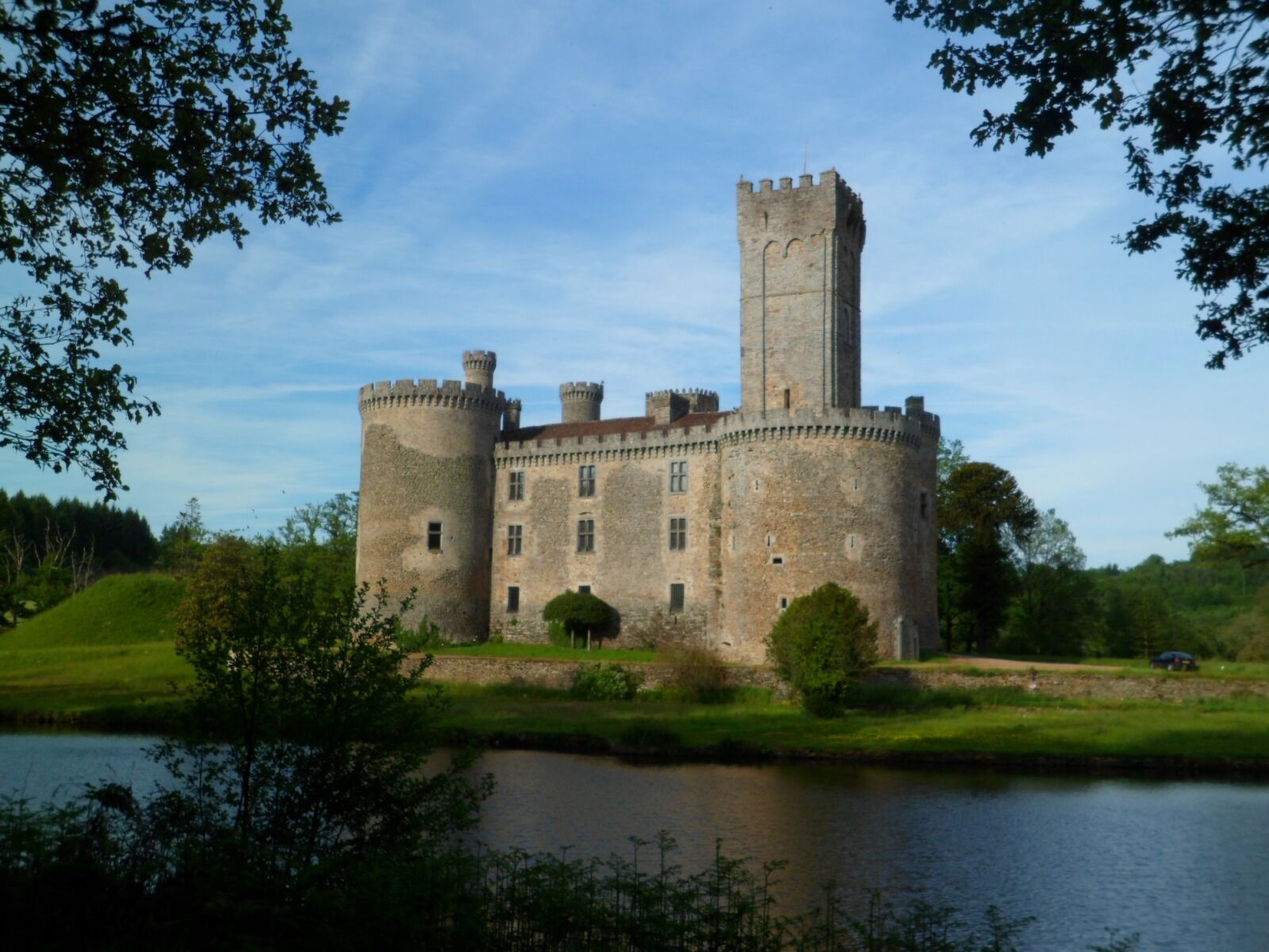Samsung PL120,PL121 / VLUU PL120,PL121 sample photo. Castle, moat, water photography