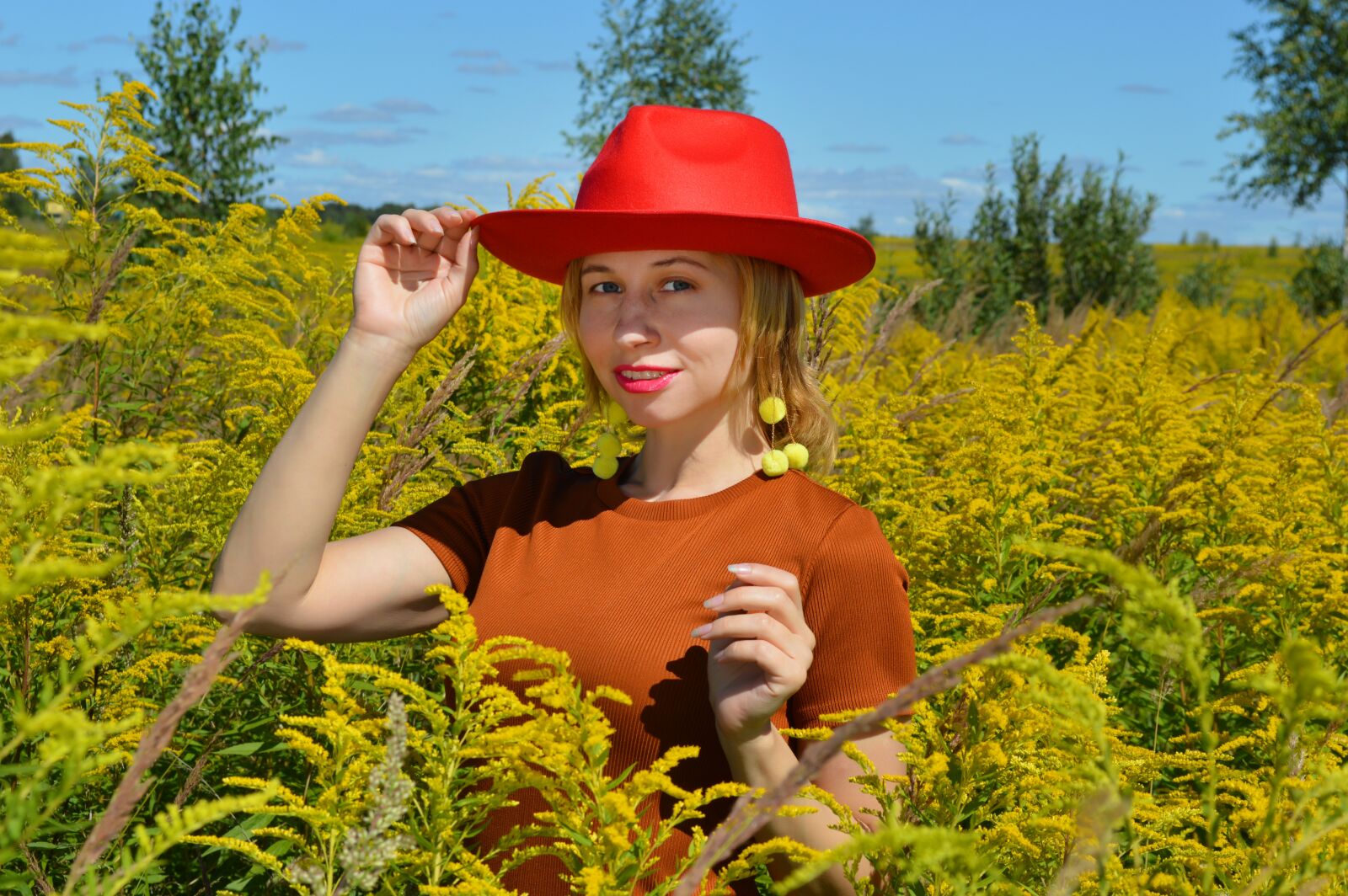 Nikon D3200 sample photo. Woman, red hat, field photography