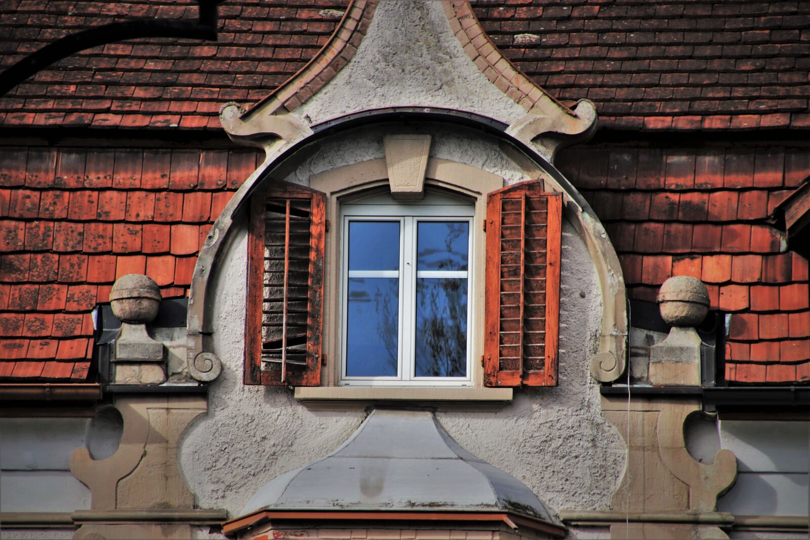 Canon EOS 80D sample photo. Window, attic, facade photography