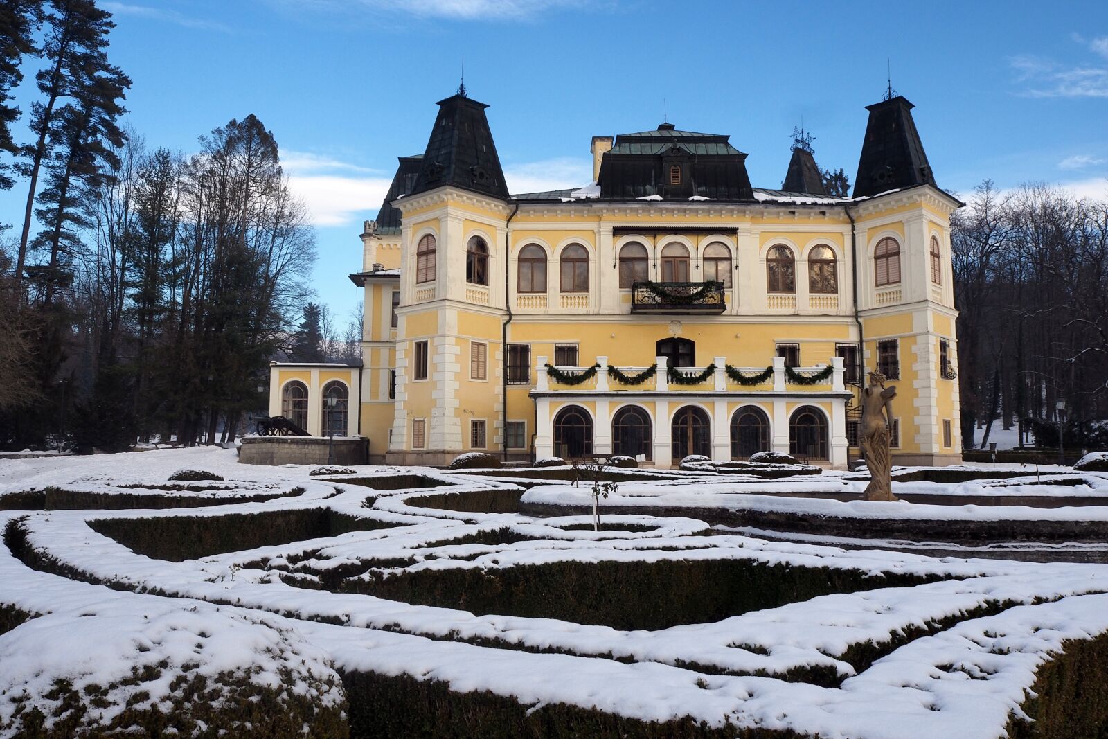 Olympus OM-D E-M10 II sample photo. Betliar, manor-house, slovakia photography