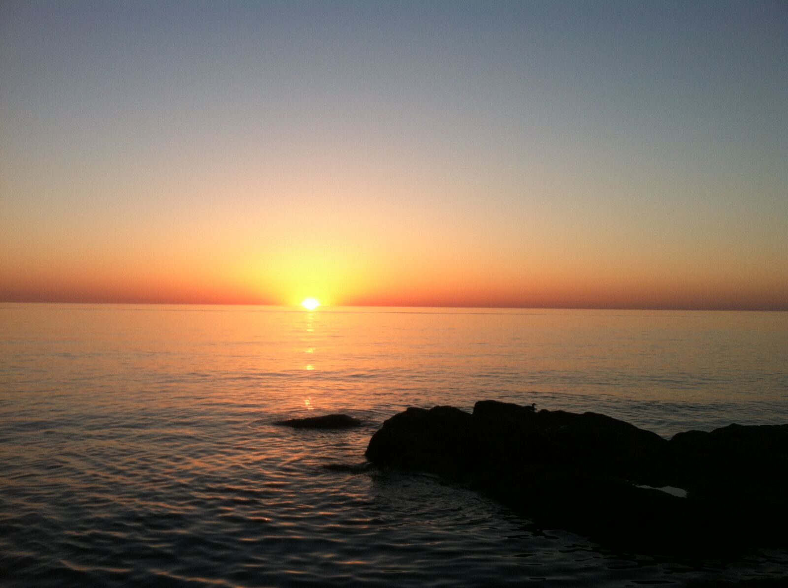 iPhone 4 back camera 3.85mm f/2.8 sample photo. Ocean, serenity, sunrise photography