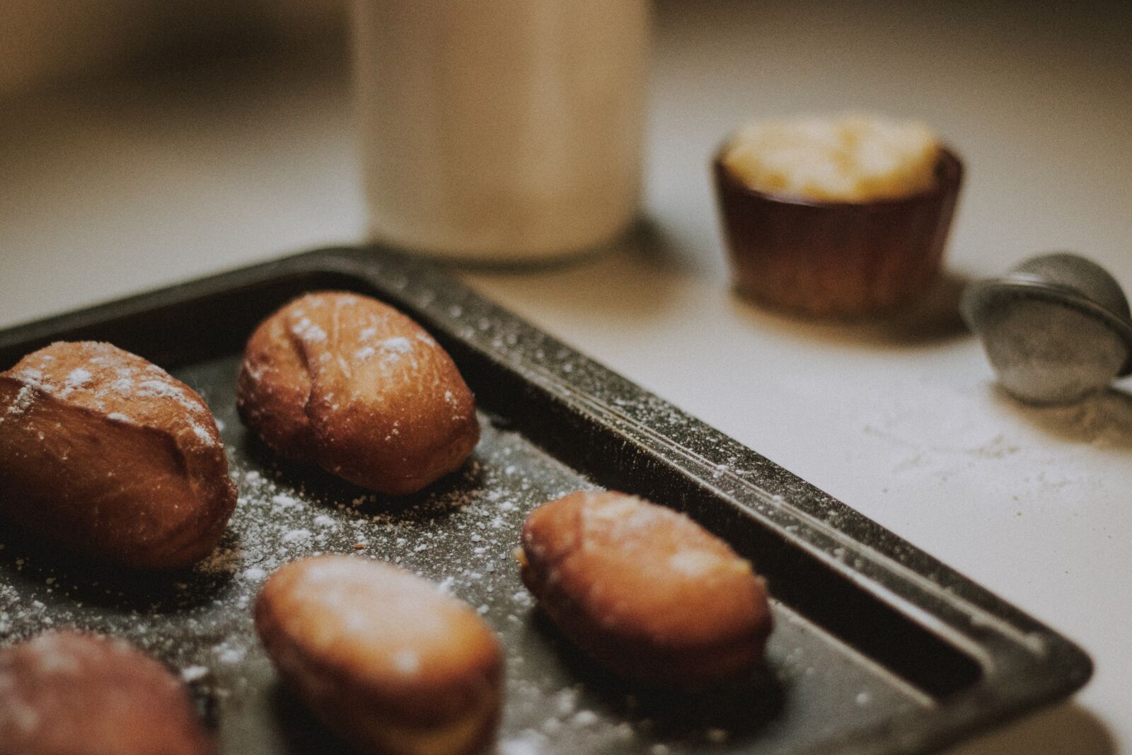 Canon EOS 600D (Rebel EOS T3i / EOS Kiss X5) + Canon EF 50mm F1.8 II sample photo. Food, tray, baking photography