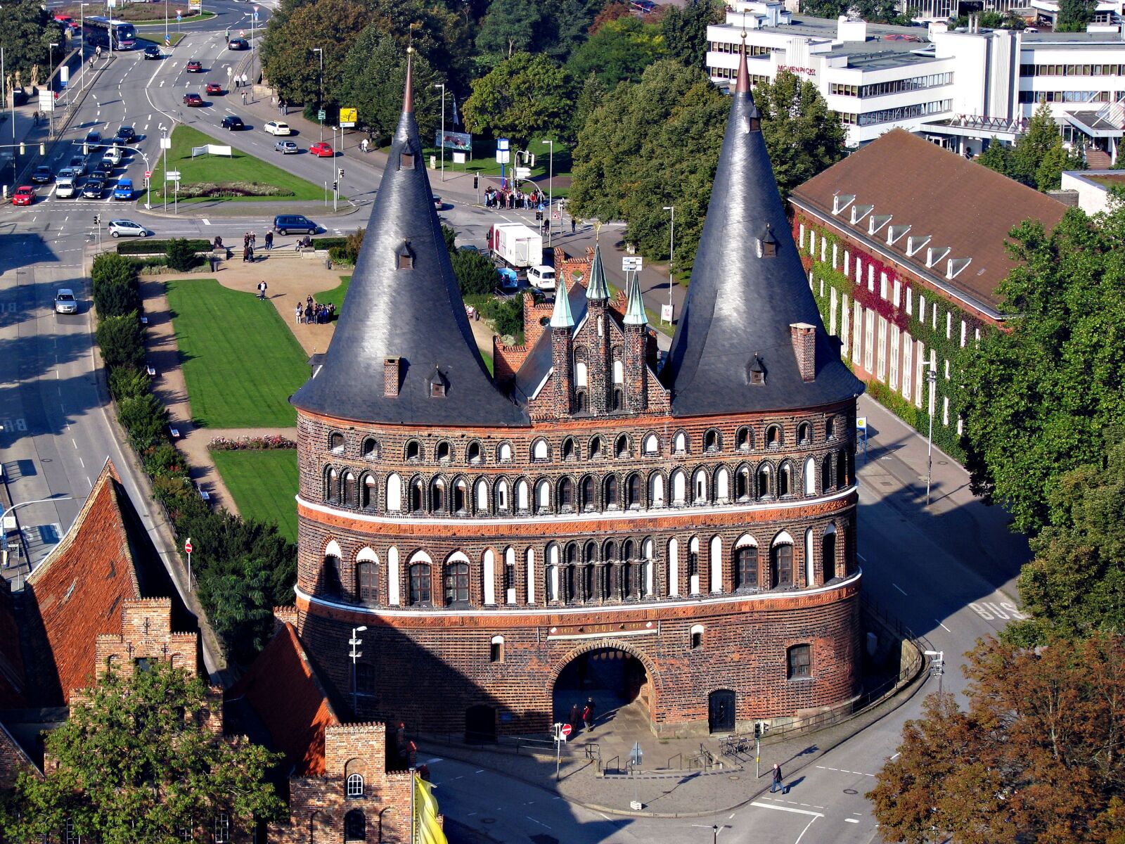 Canon POWERSHOT S5 IS sample photo. Lübeck, holstentor, germany photography