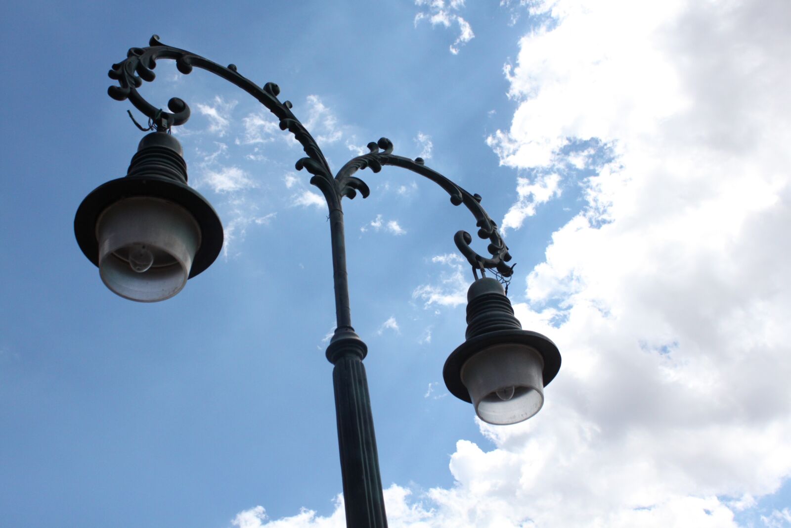 Canon EOS 500D (EOS Rebel T1i / EOS Kiss X3) sample photo. Sky, lamp, clouds photography