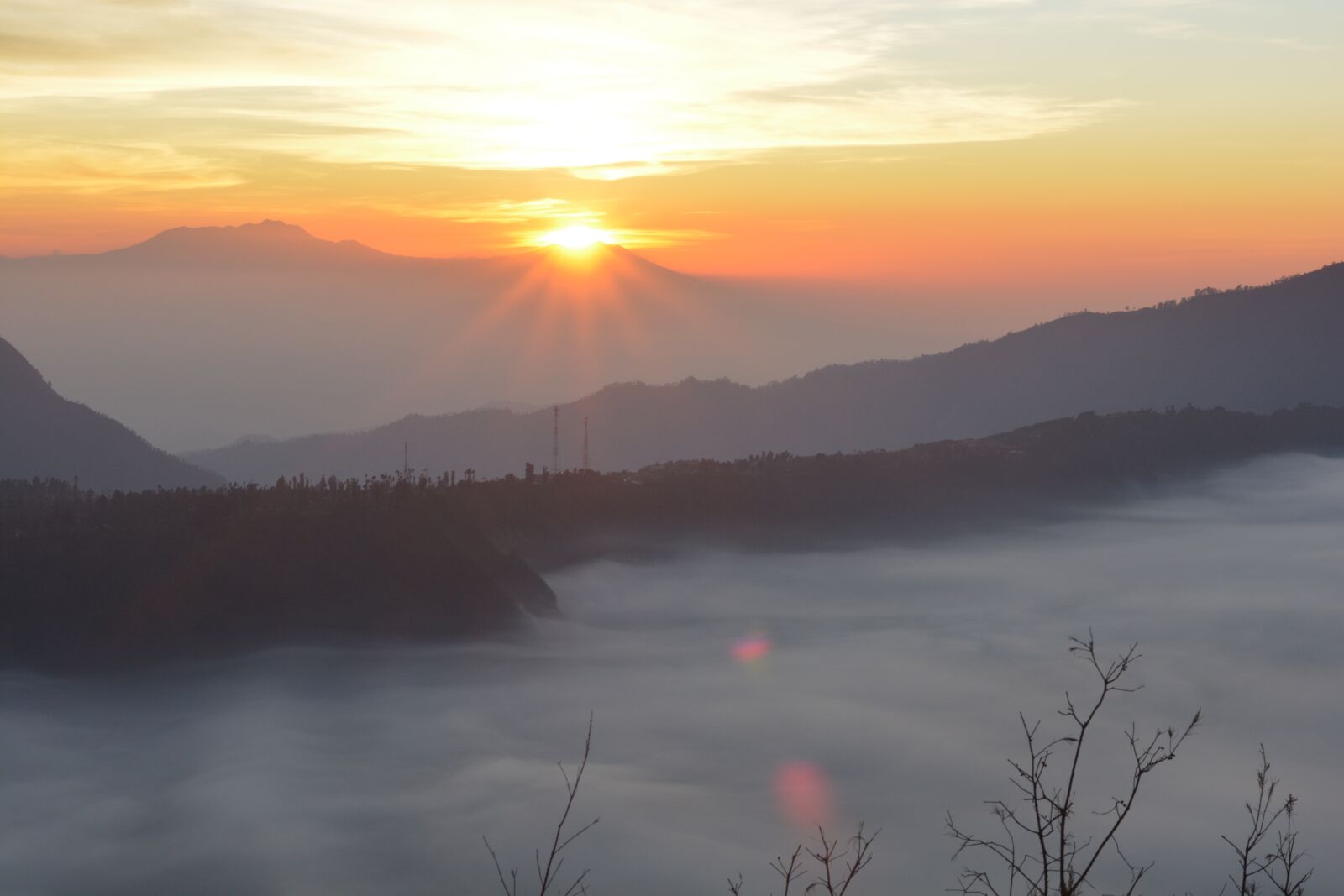 Nikon D5200 sample photo. Sunrise, fog, landscape photography