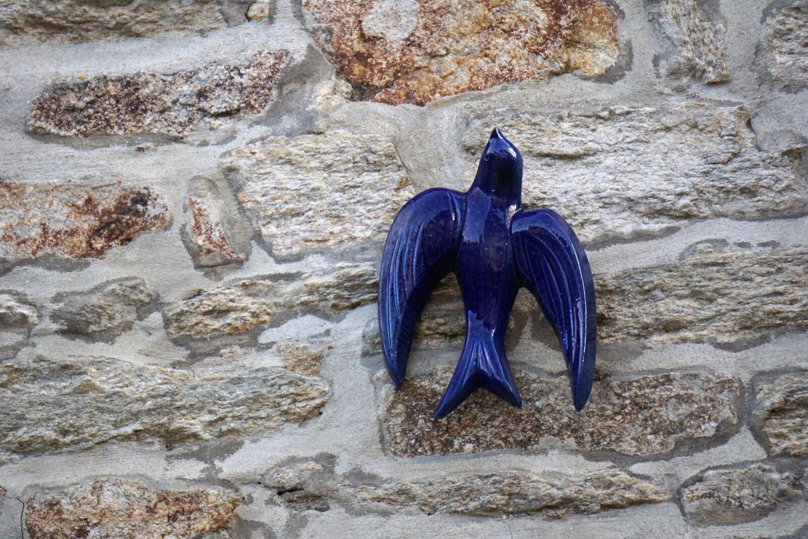Sony E 55-210mm F4.5-6.3 OSS sample photo. Earthenware, decoration, blue photography