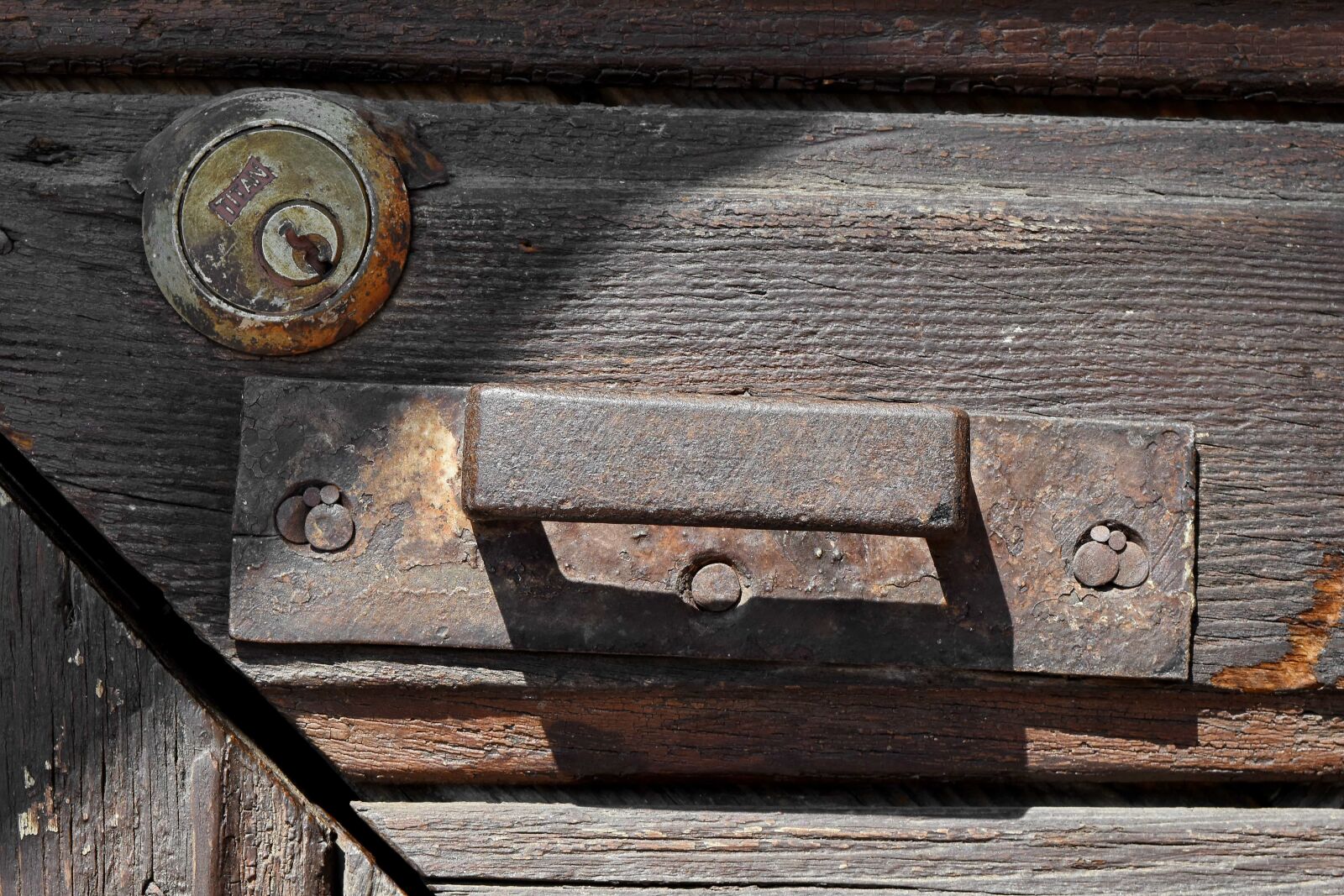 Nikon D5500 sample photo. Carpentry, detail, keyhole, old photography